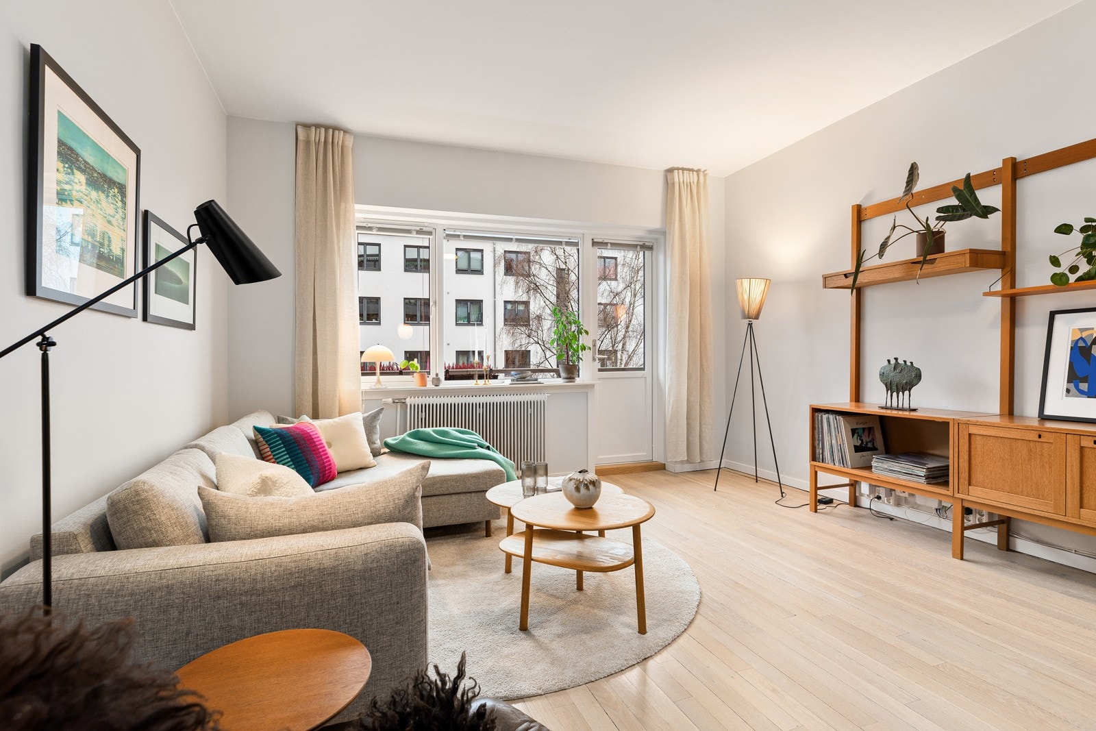 Lys og innbydende stue med store vindusflater som slipper inn rikelig med naturlig lys Galleribilde