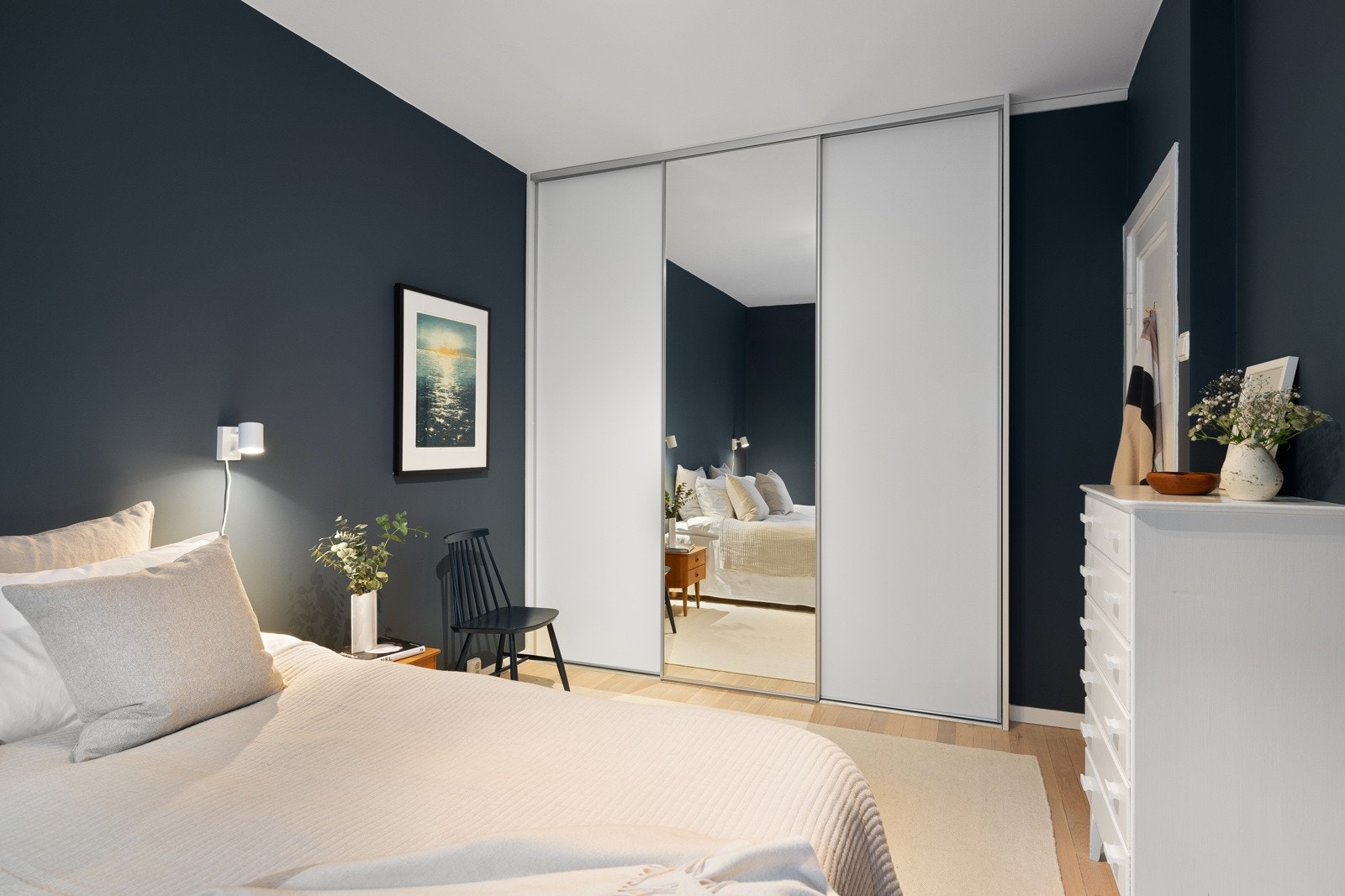 Videre er det en stor skyvedørsgarderobe som gir rikelig med oppbevaring Galleribilde