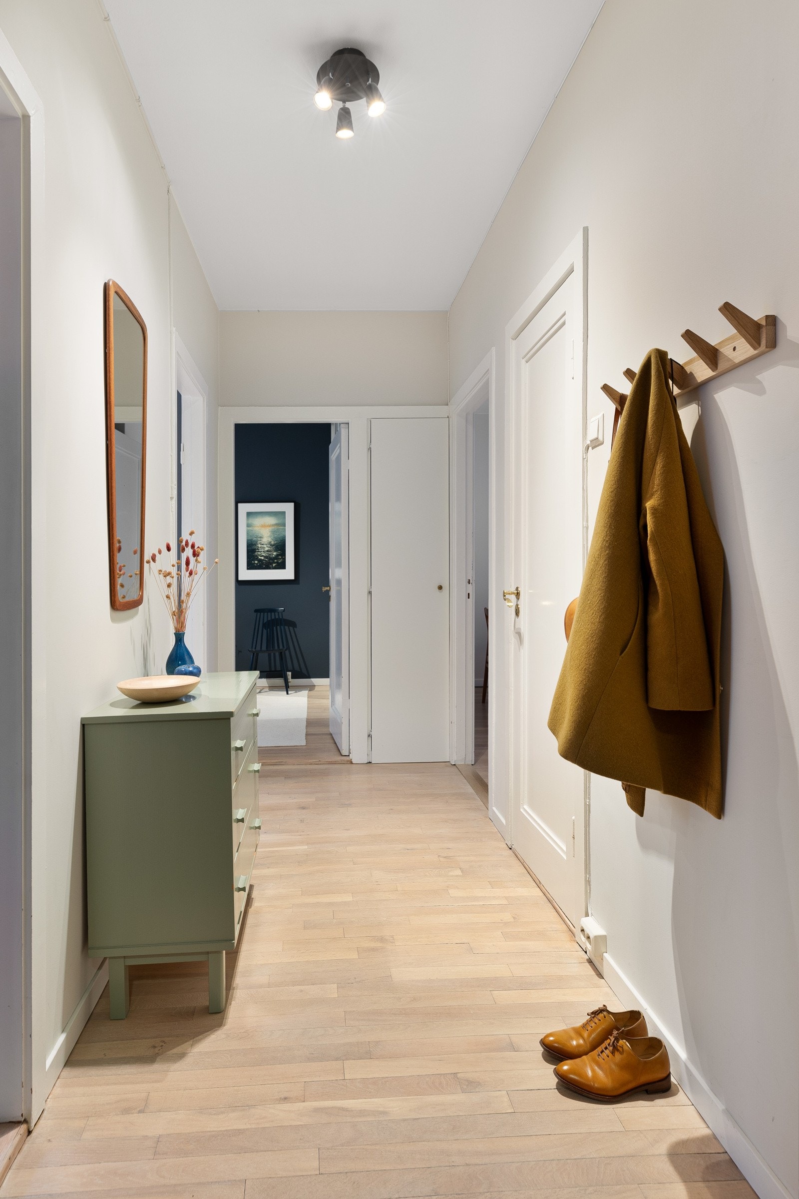 Her er det god plass til oppbevaring av yttertøy og sko Galleribilde
