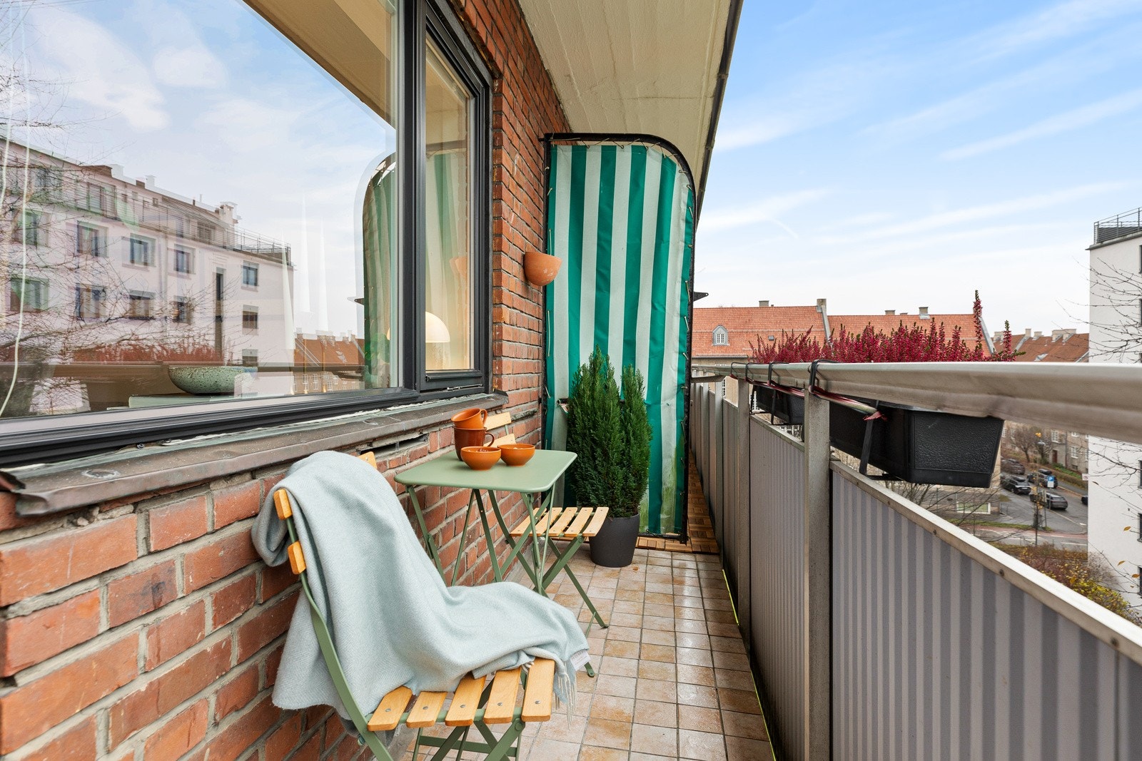 Her kan man nyte solen fra ettermiddag til kveld på sommerhalvåret Galleribilde