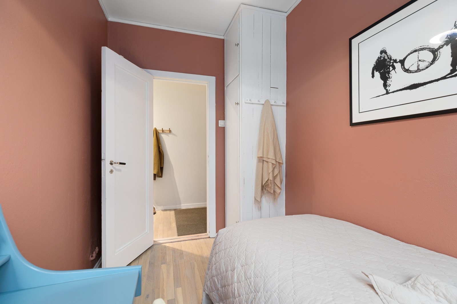 Det har plass til en dobbeltseng og er utstyrt med en praktisk garderobeløsning Galleribilde