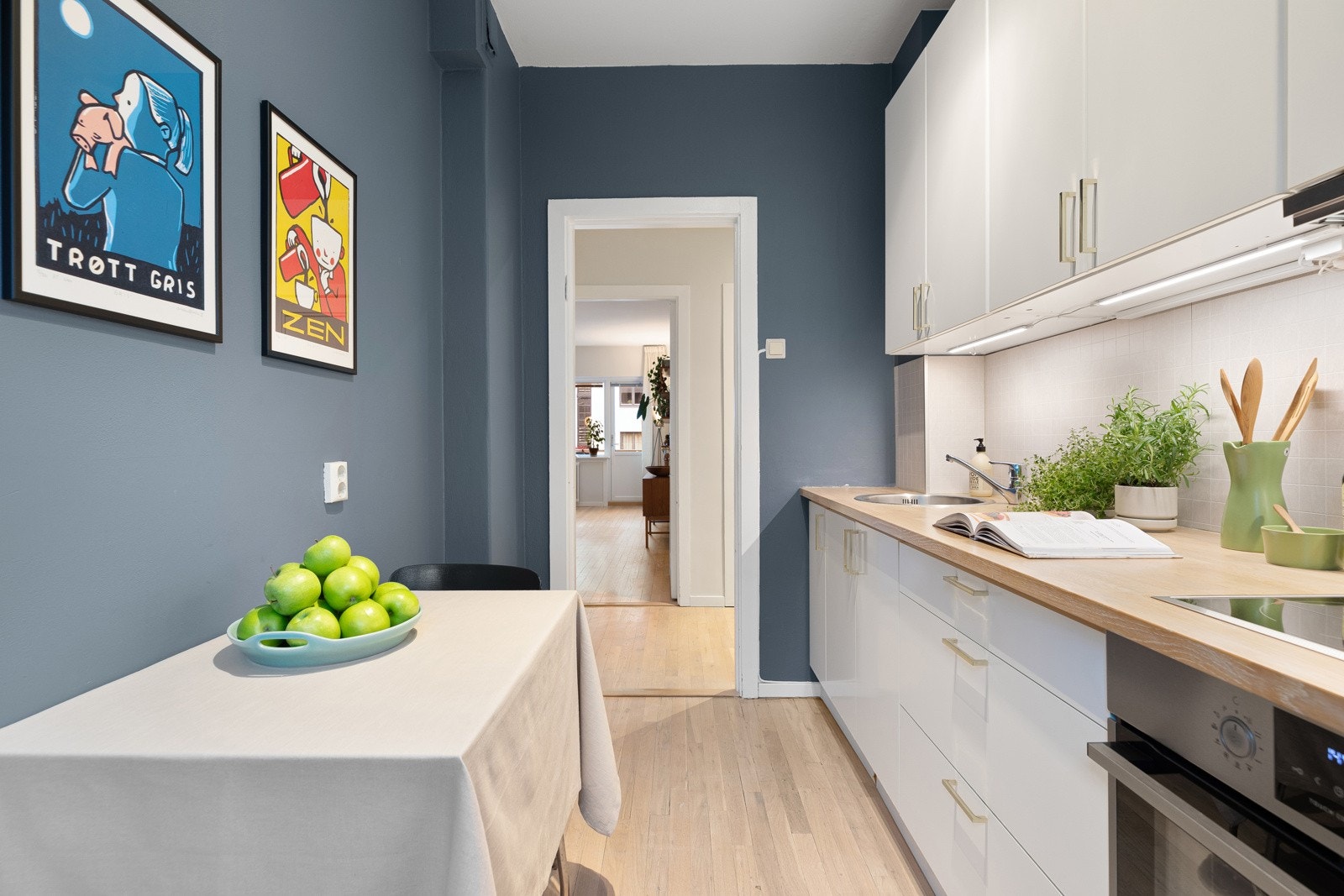 Kjøkkenet har integrerte hvitevarer, inkludert stekeovn fra Gorenje, platetopp fra Electrolux, samt kjøl/frys og avtrekksvifte fra Ikea/Whirlpool. Det er opplegg for oppvaskmaskin i benkeskapet under kjøkkenvasken Galleribilde