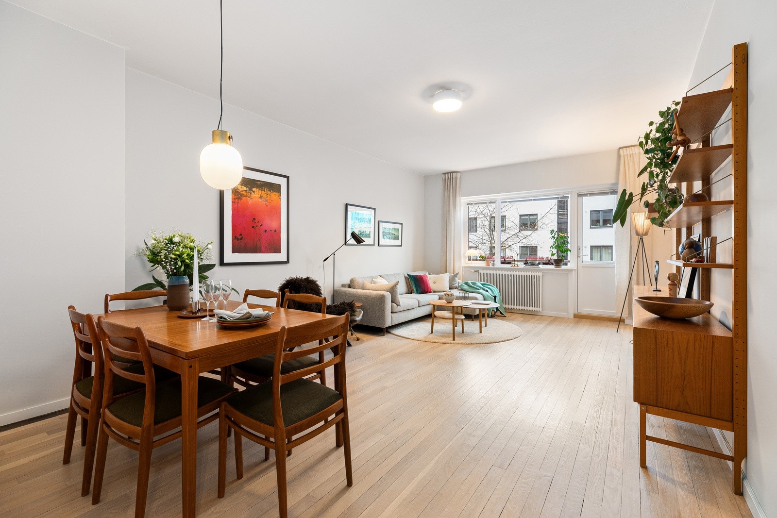Her er det plass til en romslig sofagruppe og en spisesone med plass til et stort spisebord Galleribilde