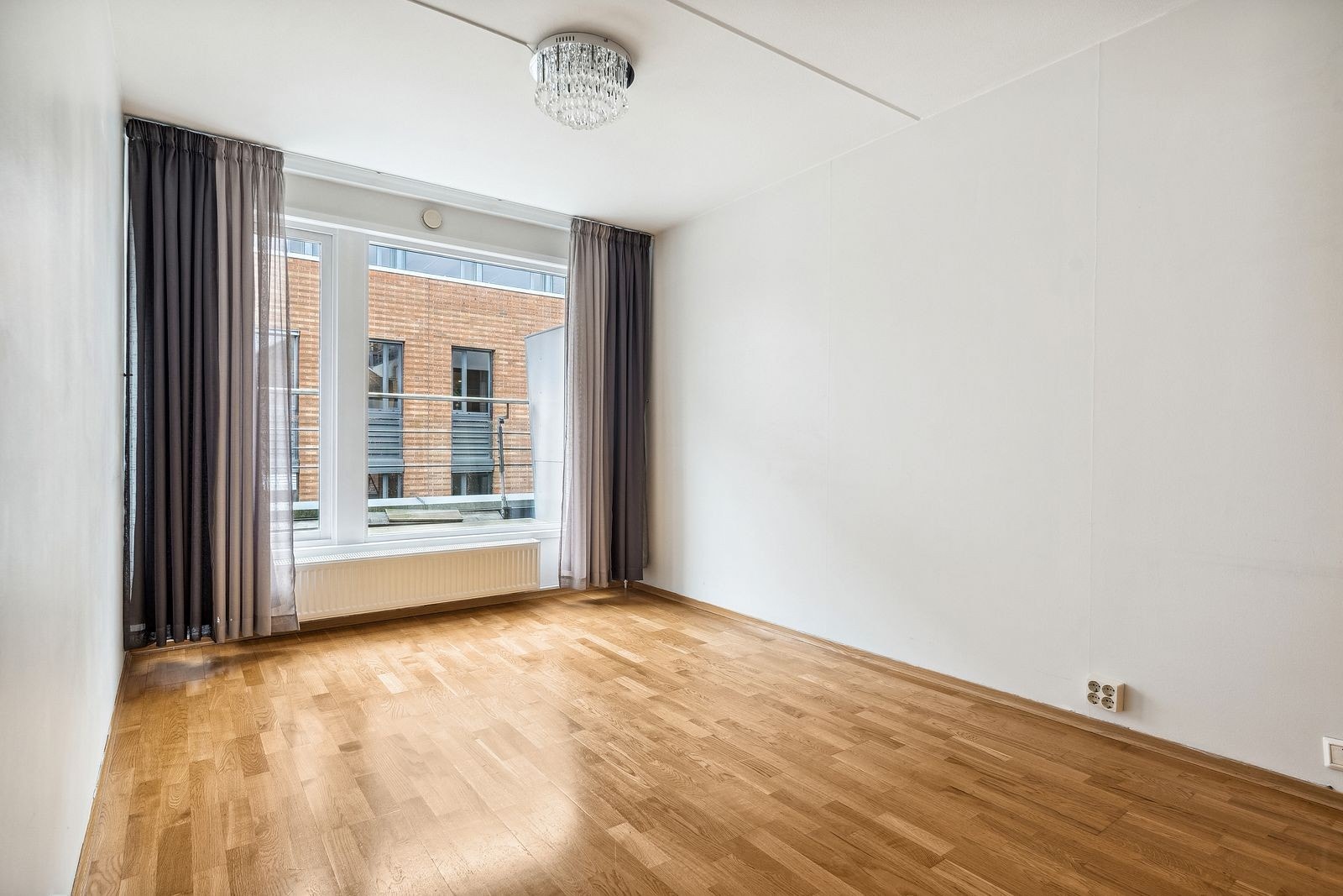 Soverom - God plass til seng og nattbord. Galleribilde