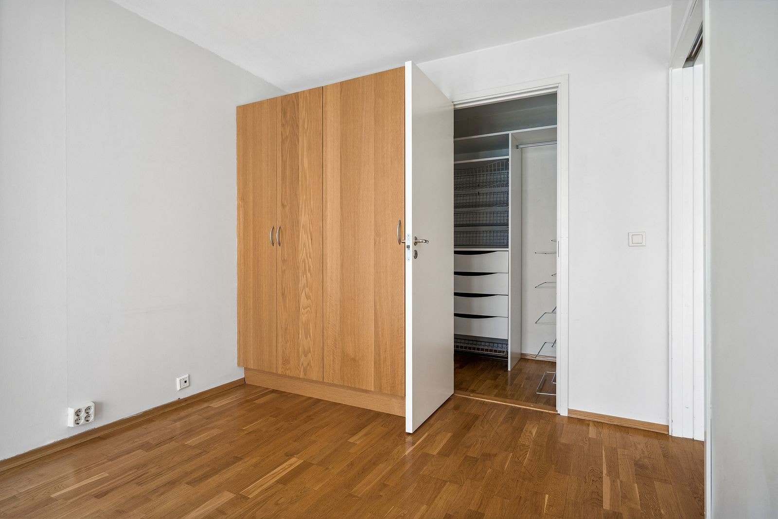 Soverom - Garderobeskap følger med. Egen innvendig bod/walk in closet. Galleribilde