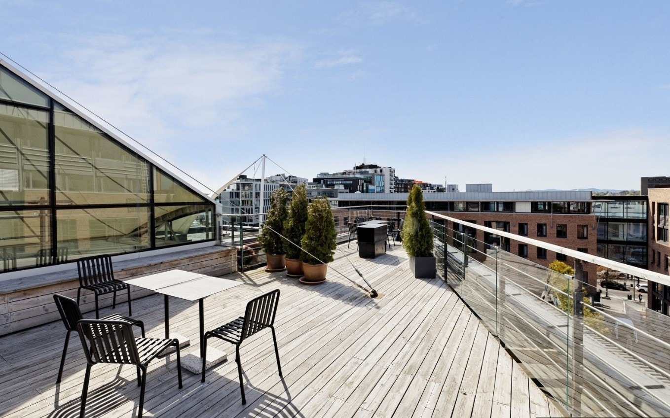 Felles takterrasse i 7. etasje med gode solforhold og flott utsikt ut kanalen. Galleribilde