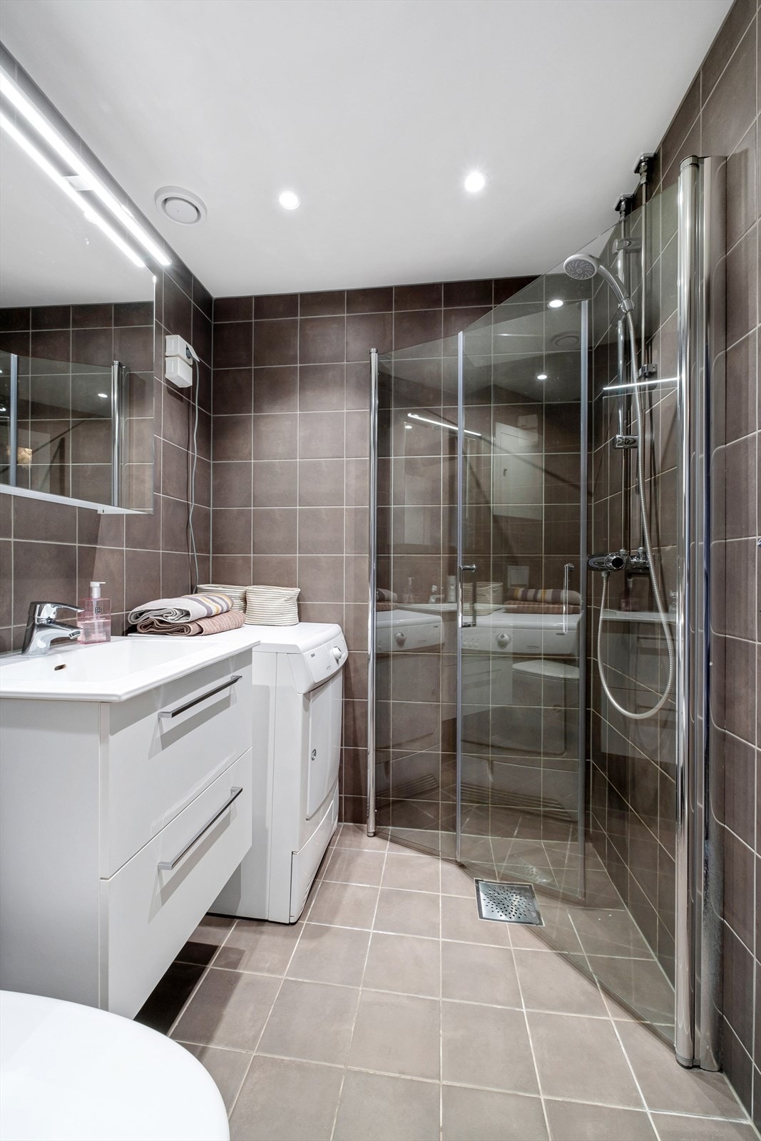 Det flislagte badet/wc-en har varmekabler og ble rehabilitert av boligselskapet i 2021, utført av Sans bygg AS Utstyrt med vegghengt toalett og servantinnredning med slette fronter og heldekkende servant. Galleribilde
