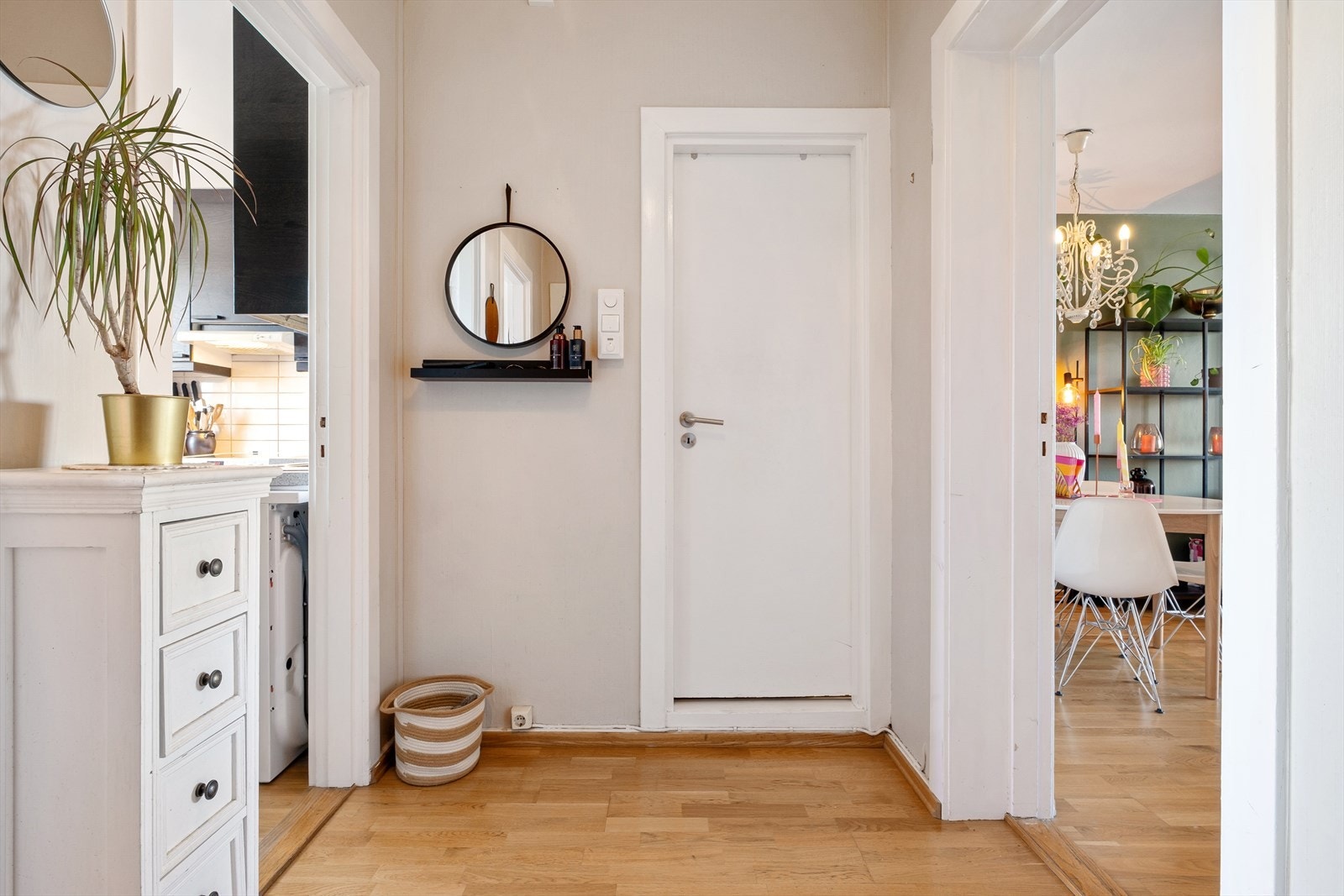 I tilknytning til entré har du en praktisk bod, for ytterligere oppbevaring disponeres bod i kjeller og på loft. Galleribilde