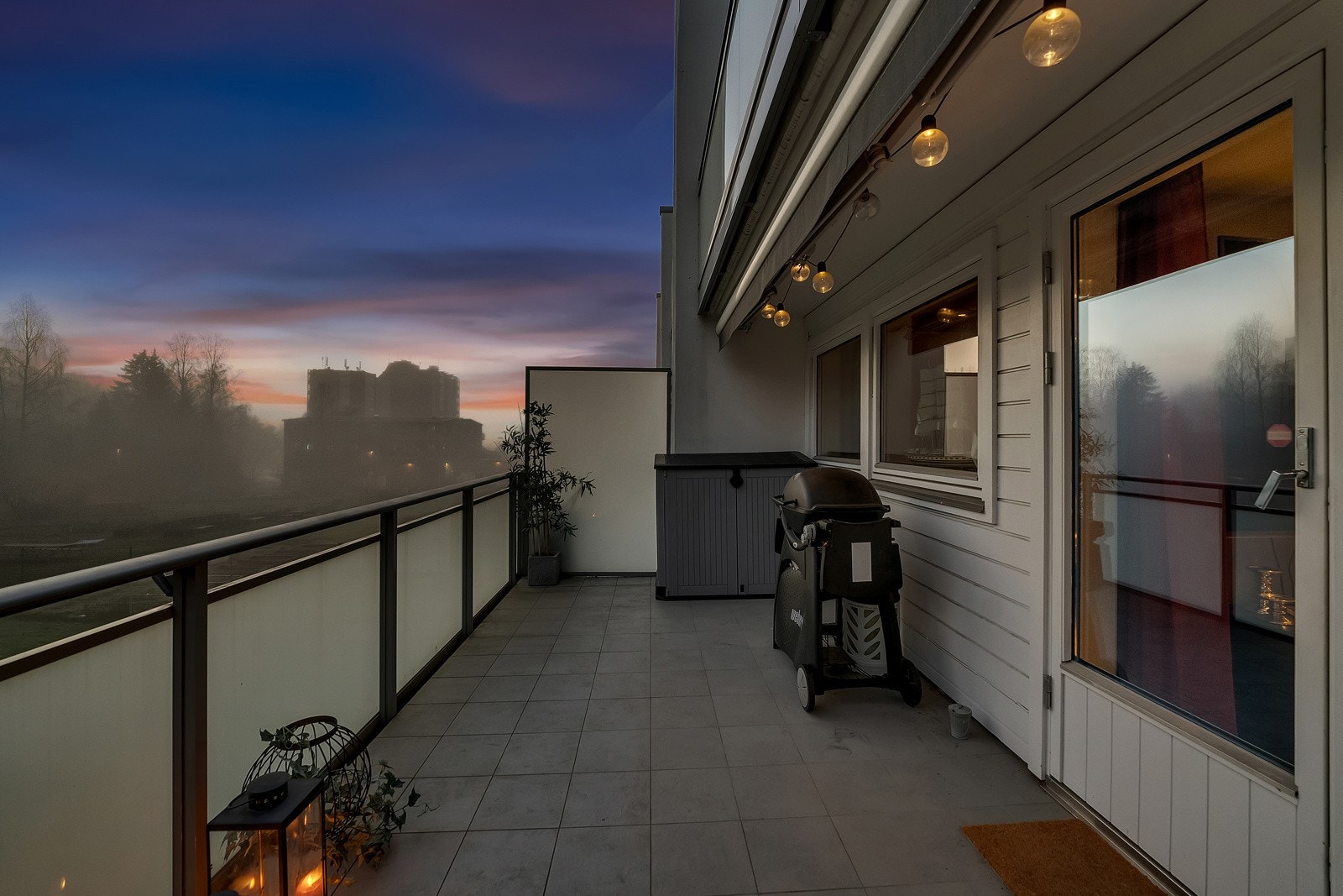 Balkongen vender ut mot fellesområdet. Galleribilde