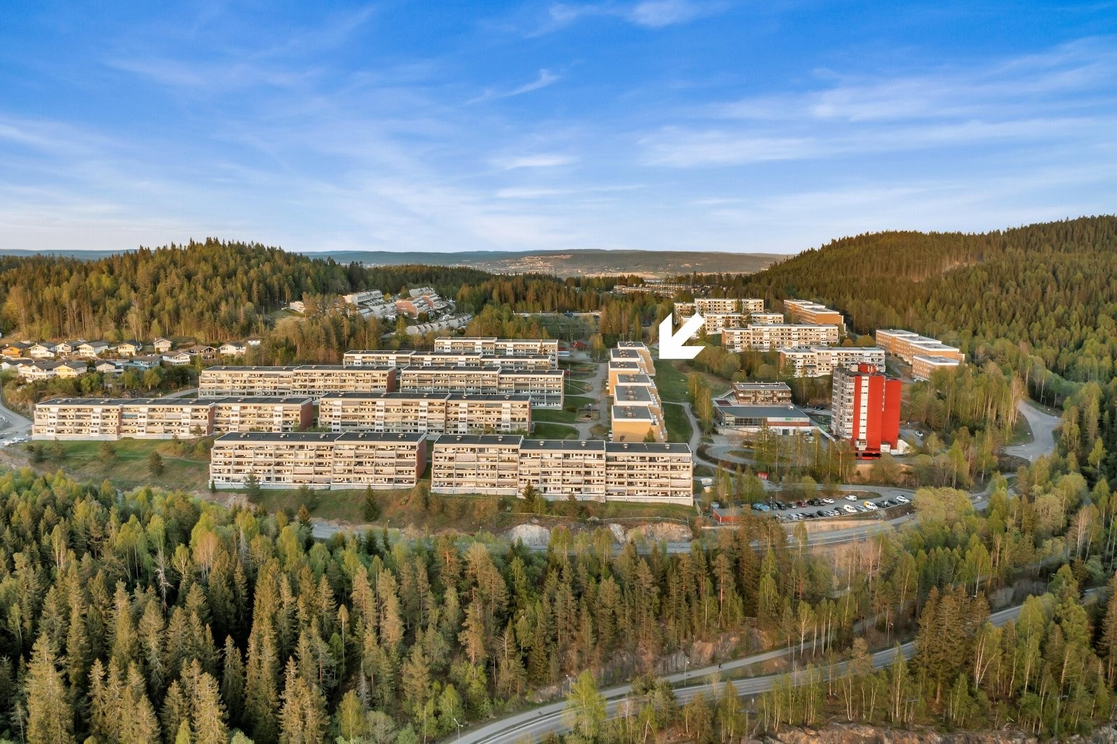 Eiendommen ligger i et attraktivt boligområde som er omkranset av store skogs- og turområder. Galleribilde