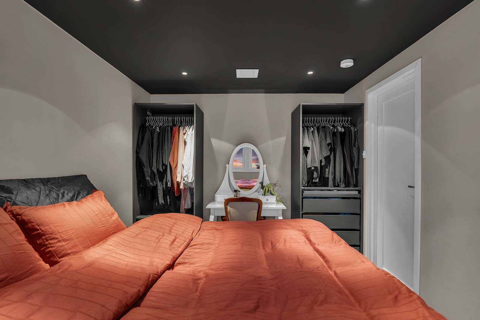 Soverommet vender ut mot balkongen, og har lite innsyn. Galleribilde