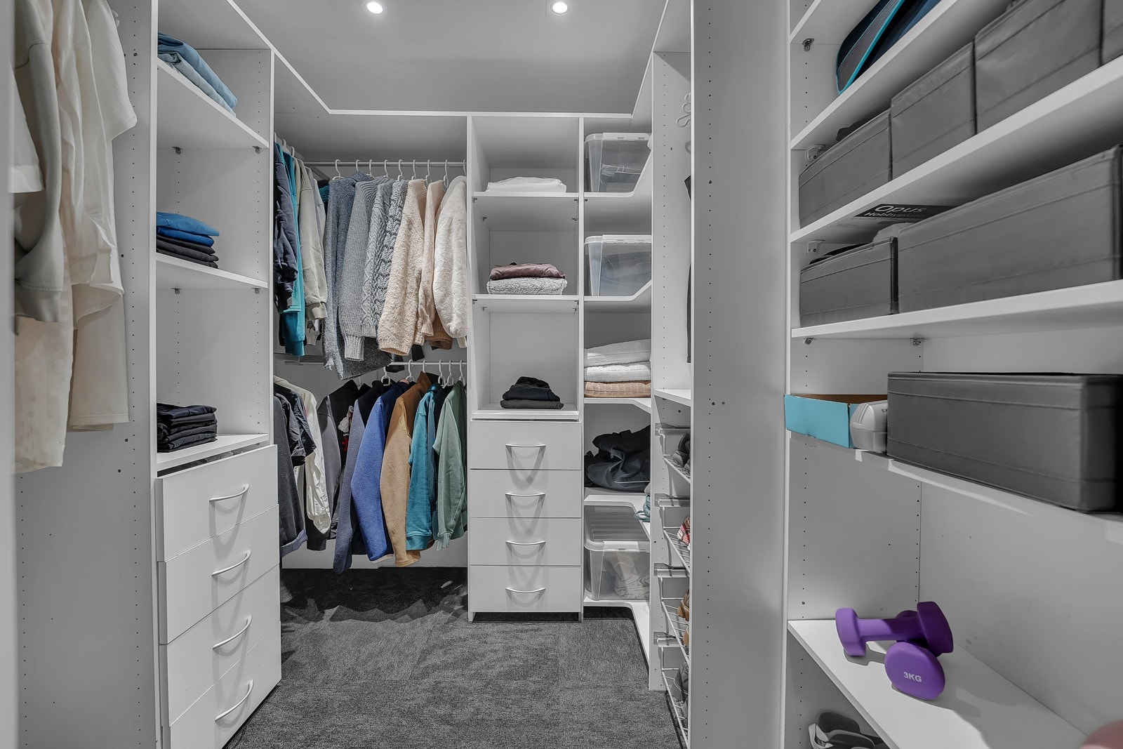 For videre oppbevaring disponerer leiligheten en ekstern bod i 2. underetasje på ca. 4 kvm. Galleribilde