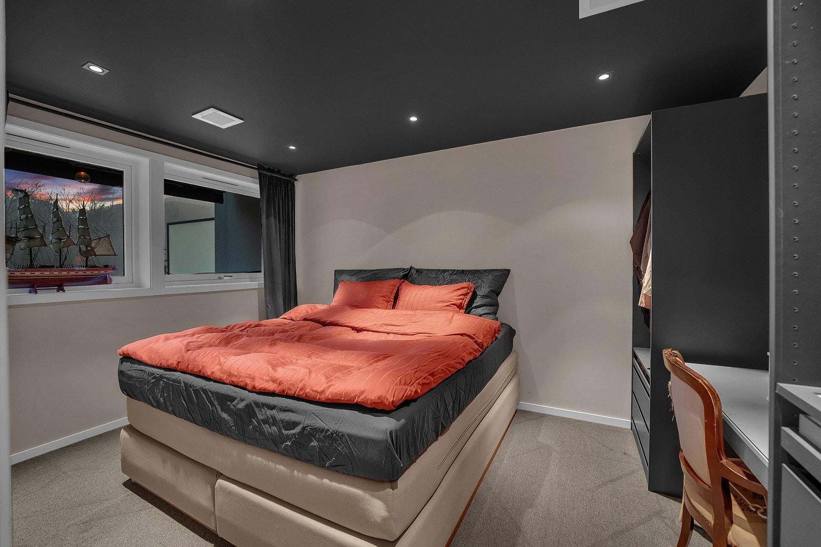 Leiligheten har et romslig og pent soverom med downlights og høyttalere i himling. Galleribilde