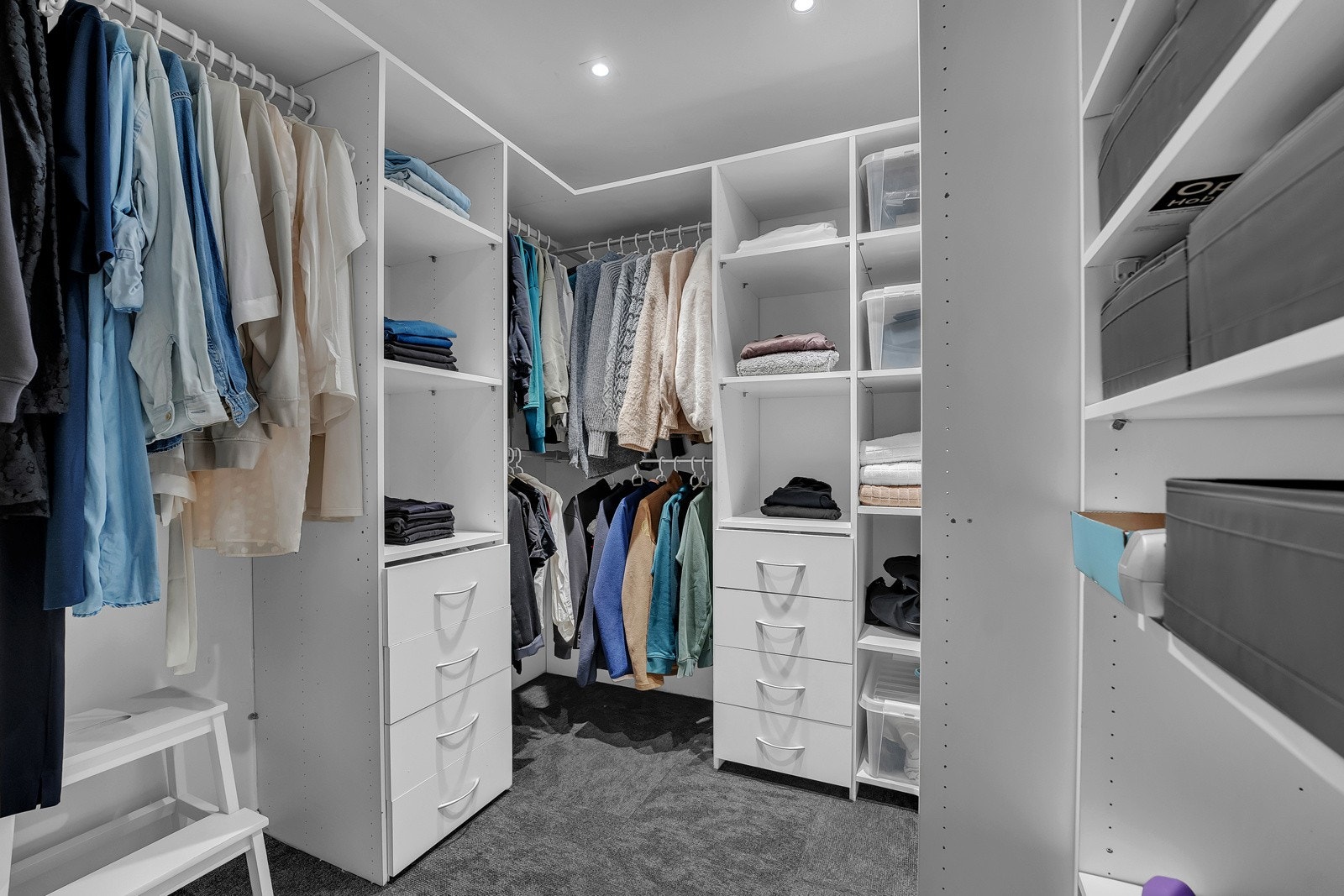 Fra entreen er det direkte adkomst til et omkledningsrom. Rommet er godkjent som klesbod på originale byggetegninger. Galleribilde