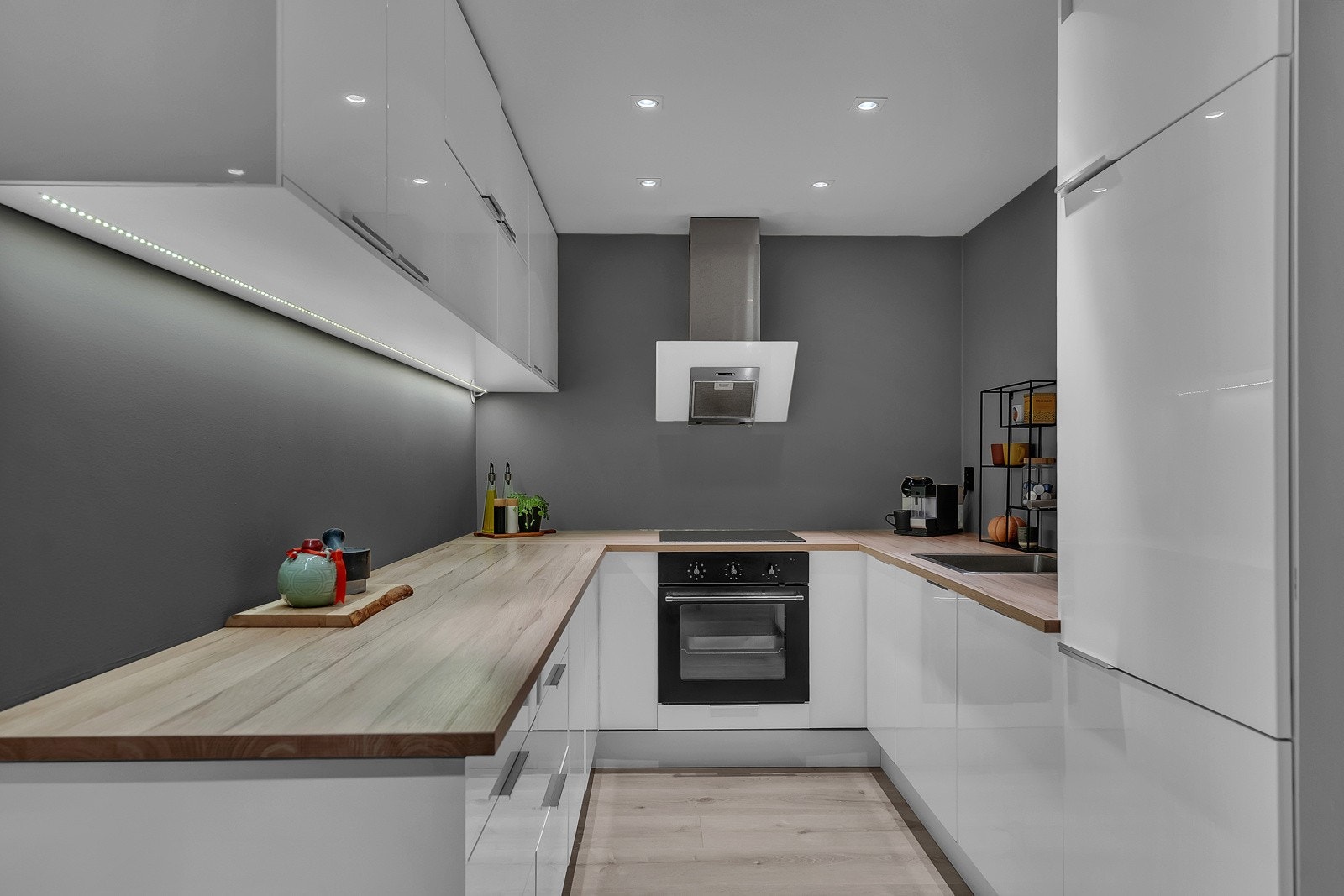 Kjøkkeninnredning fra 2011 har fronter i høyglanset utførelse, laminat benkeplate med nedfelt kum i rustfritt stål, belysning under overskap og ventilator. Induksjonstopp, stekeovn, oppvaskmaskin og kjøl/frys er integrert i innredningen. Galleribilde