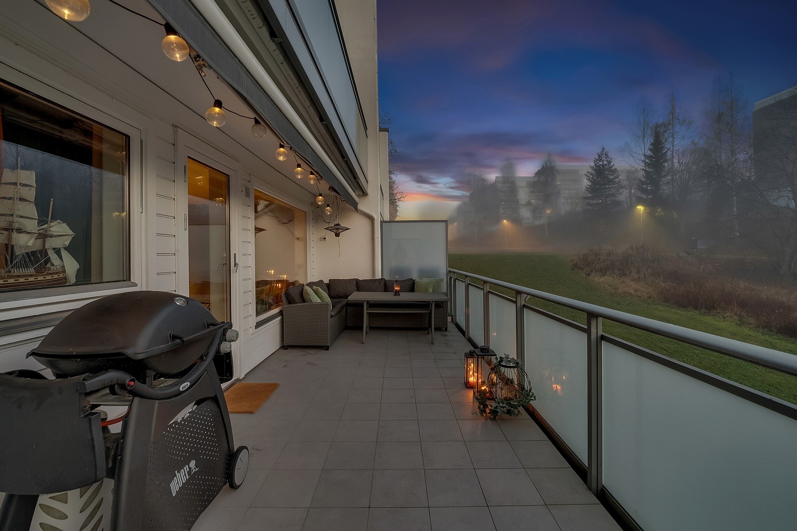 Fra stuen er det adkomst til en stor og solrik balkong på ca. 18 kvm. Balkongen vender mot sør, og har fin plass til utemøblement og grill. Galleribilde