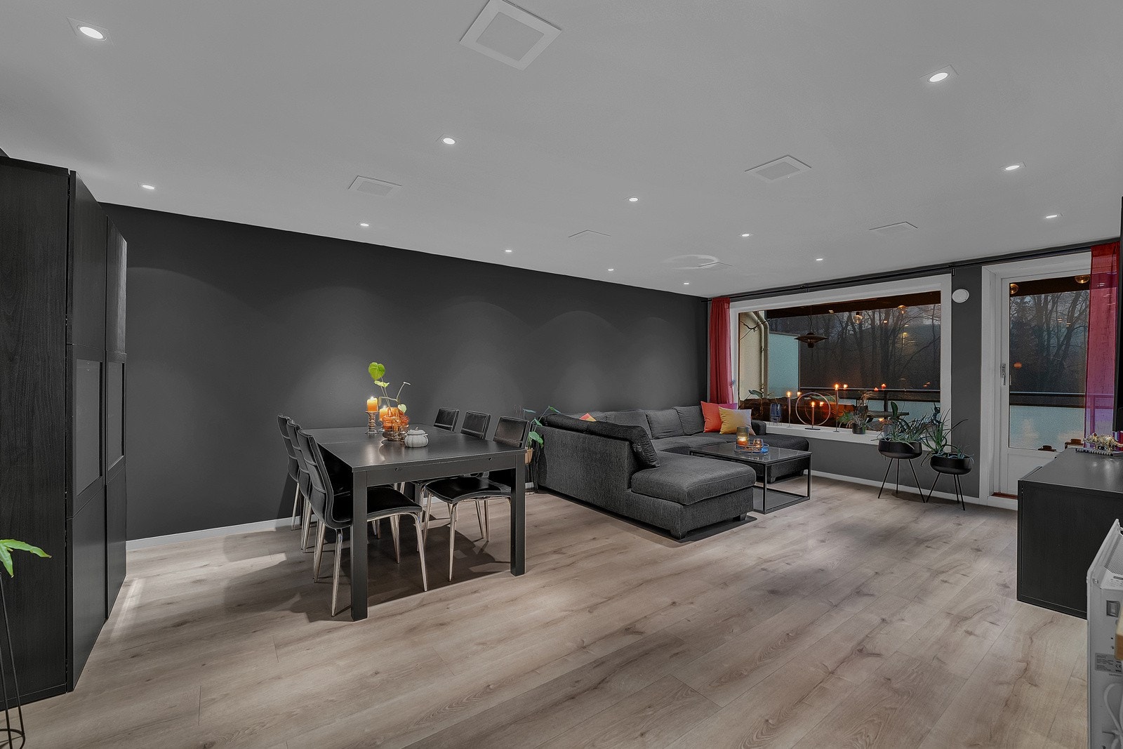 Stuen er romslig utformet, og har et stilrent uttrykk med laminatgulv og mørke veggflater. Galleribilde