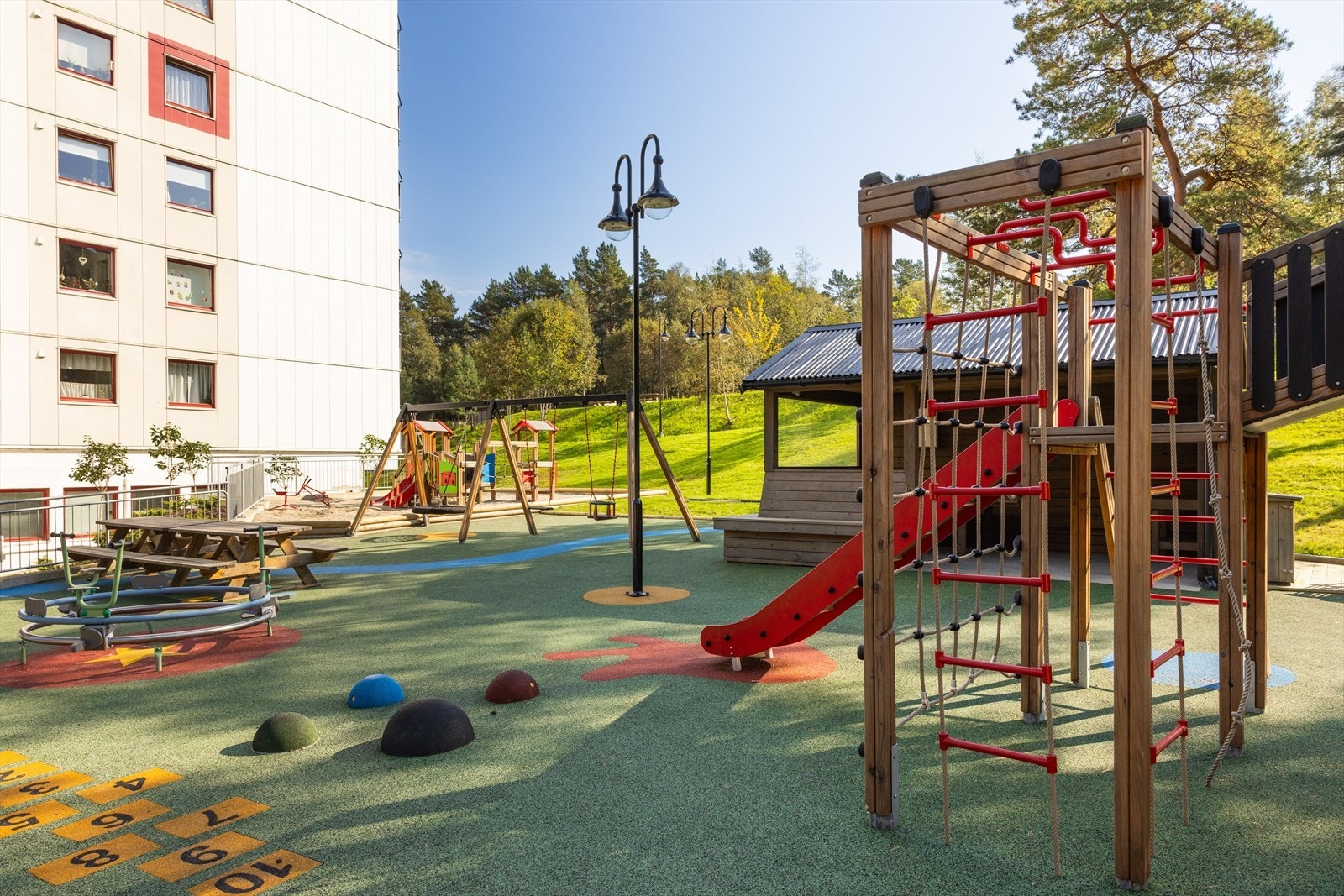 Borettslagets tomt er opparbeidet med bl.a. en hyggelig lekeplass Galleribilde