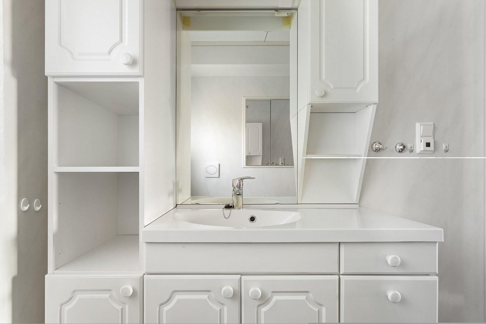 Badet er helfliset og har varme i gulv. Galleribilde