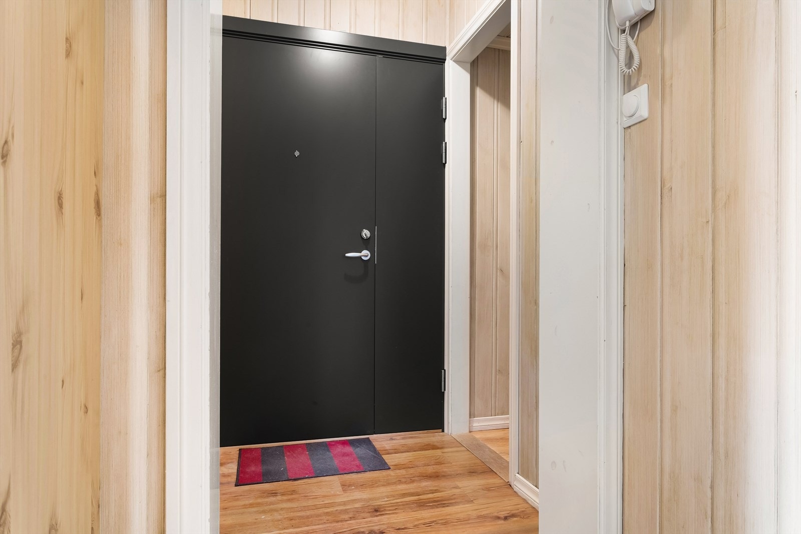 I gangen er det god plass til å henge av seg yttertøy og sette fra seg sko Galleribilde