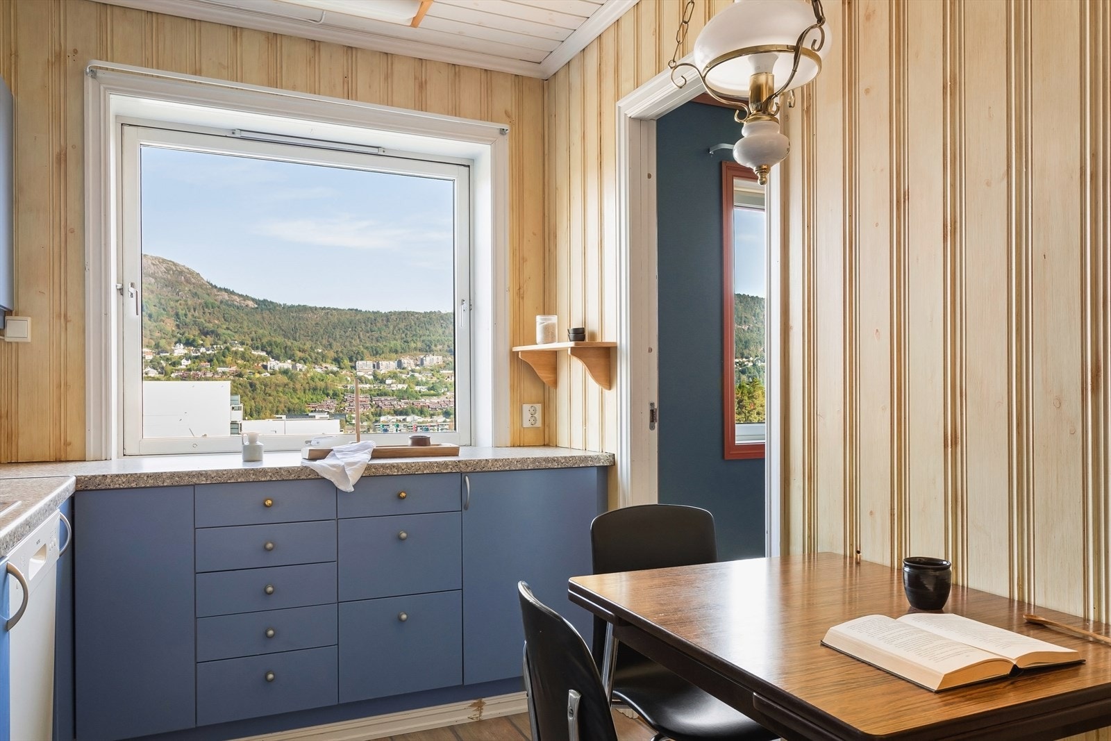 Det er godt med naturlig lysinnslipp fra store vindusflater i leiligheten Galleribilde