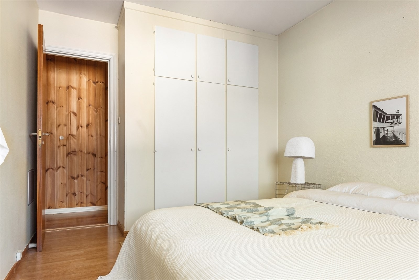 Soverommene er av god størrelse og er utstyrt med garderobeskap Galleribilde