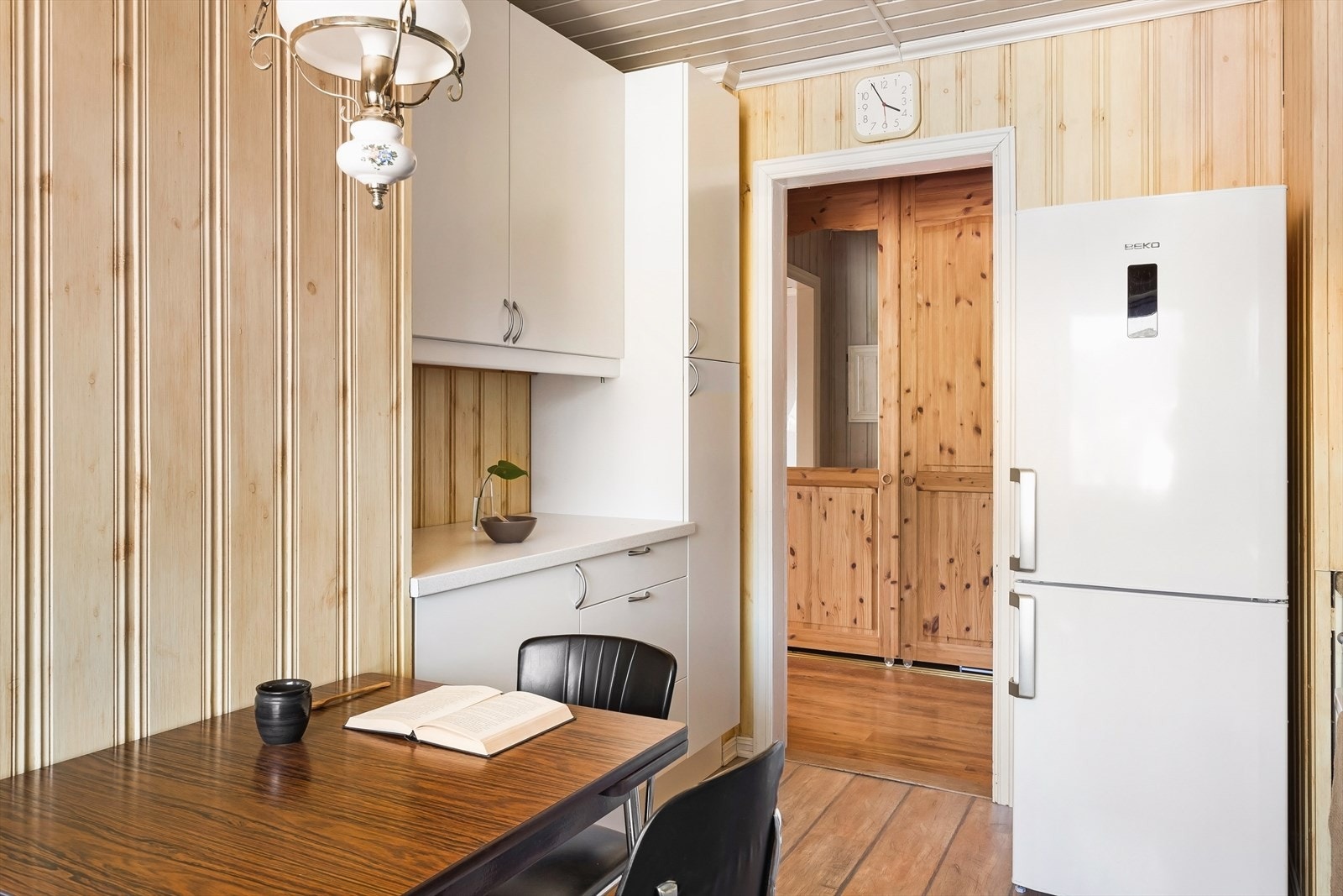 Det er plass til en liten spisegruppe på kjøkkenet Galleribilde