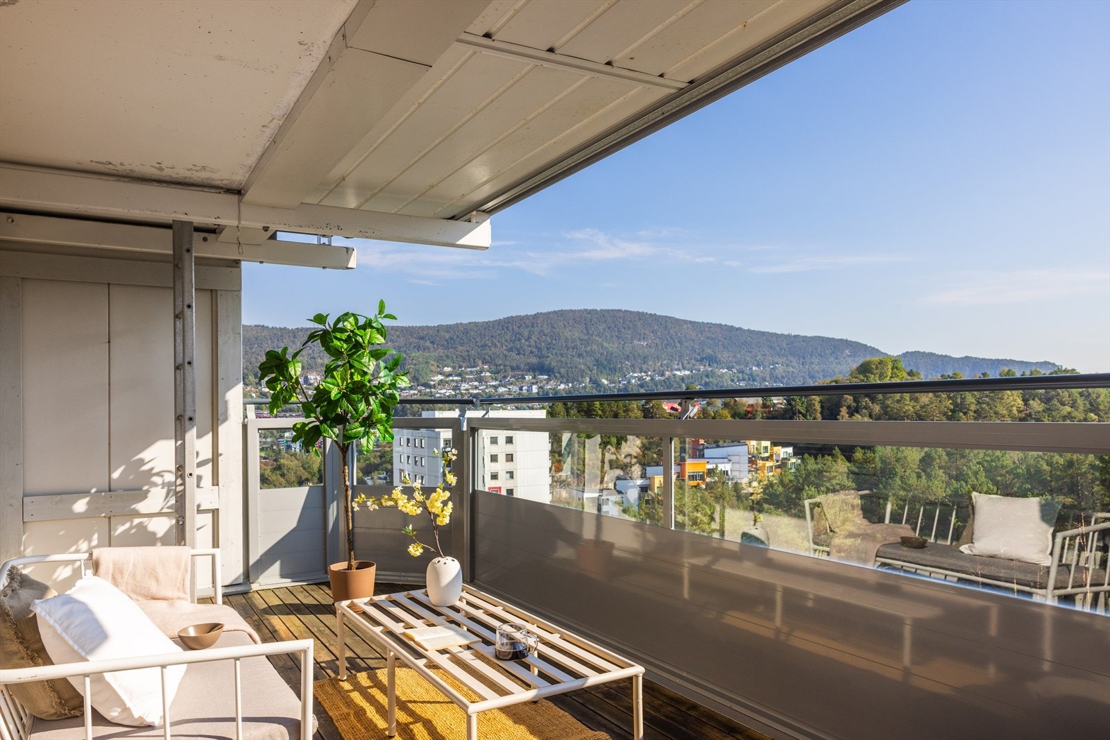 Balkongen er overbygget og kan således benyttes selv på gråværsdager Galleribilde