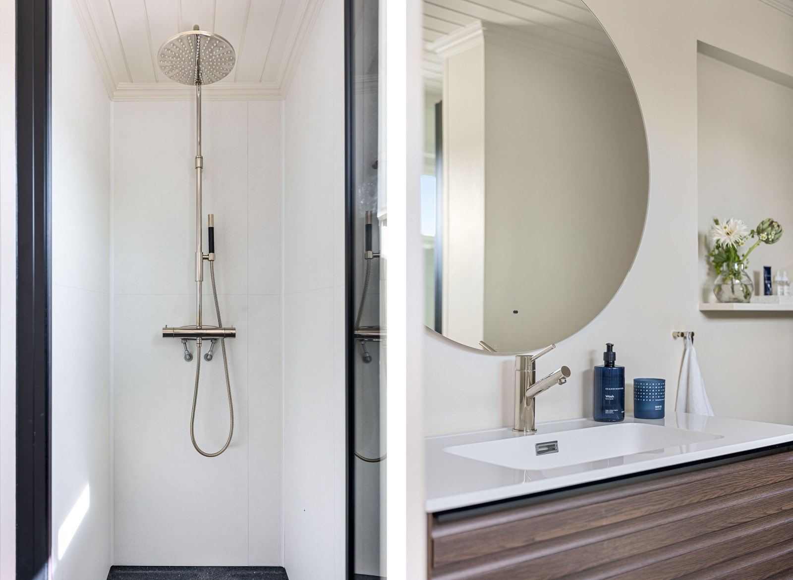 Baderomsinnredningen har mørk, profilert front og består av en heldekkende servant på en skuffeseksjon, og badet har videre et toalett, en dusjnisje og opplegg for vaskemaskin. Galleribilde