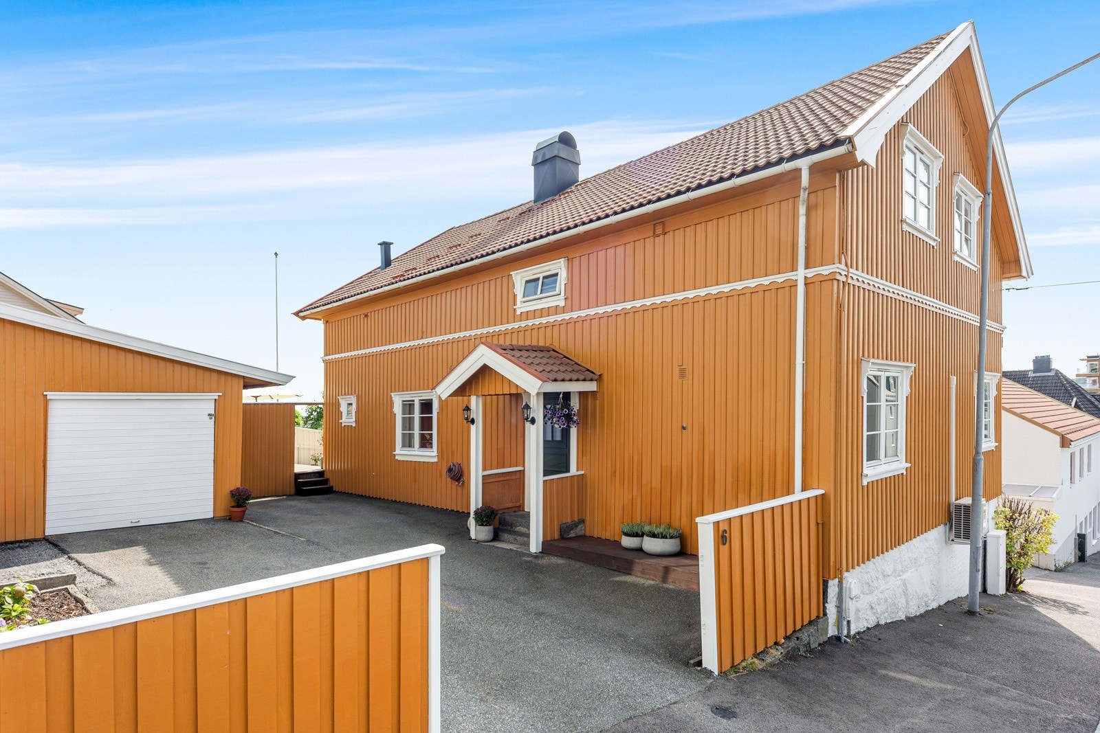 Karlsrogata 6 er en luftig og innbydende 4-roms selveierleilighet i første etasje i et sjarmerende, gulmalt trehus. Galleribilde