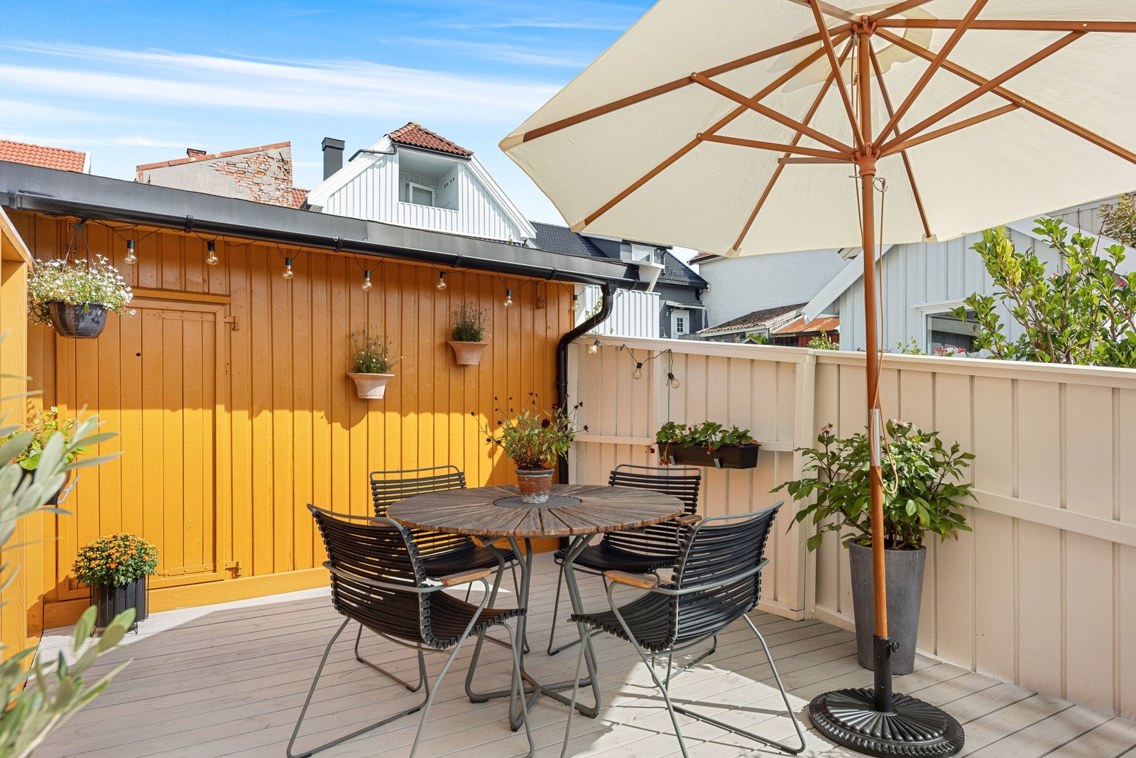 Høye levegger sørger for lune og usjenerte forhold på terrassen. Galleribilde