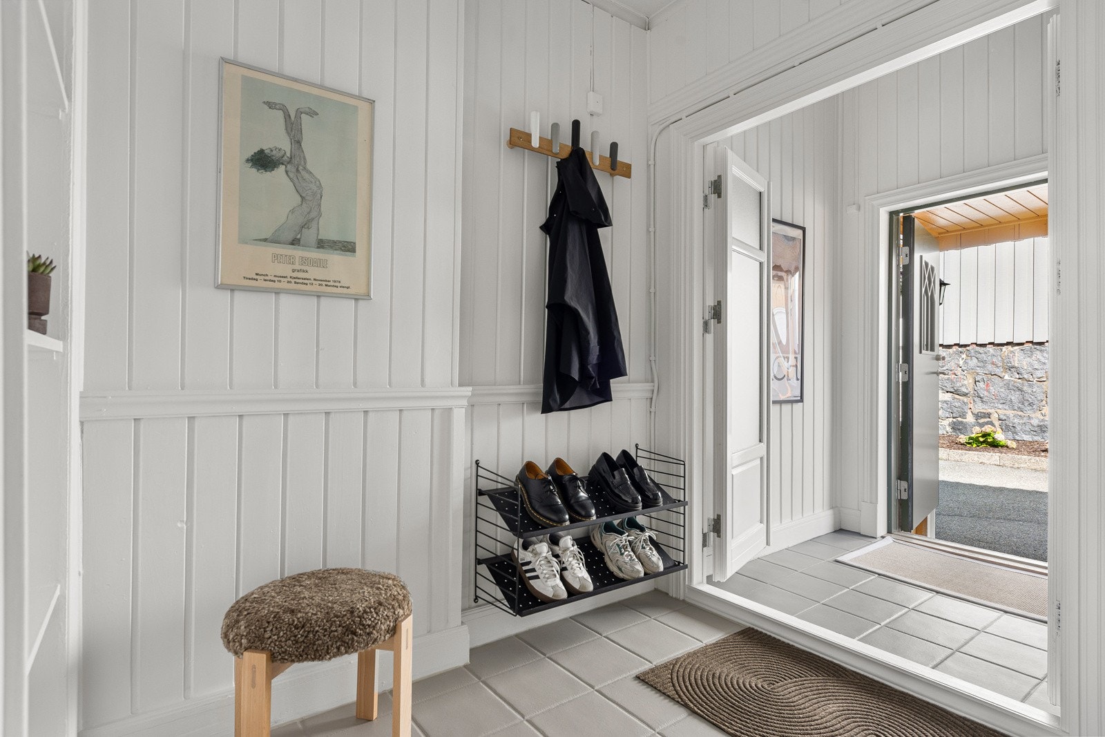 Velkommen inn! Leiligheten har en lys og pen entré med flislagt gulv. Galleribilde