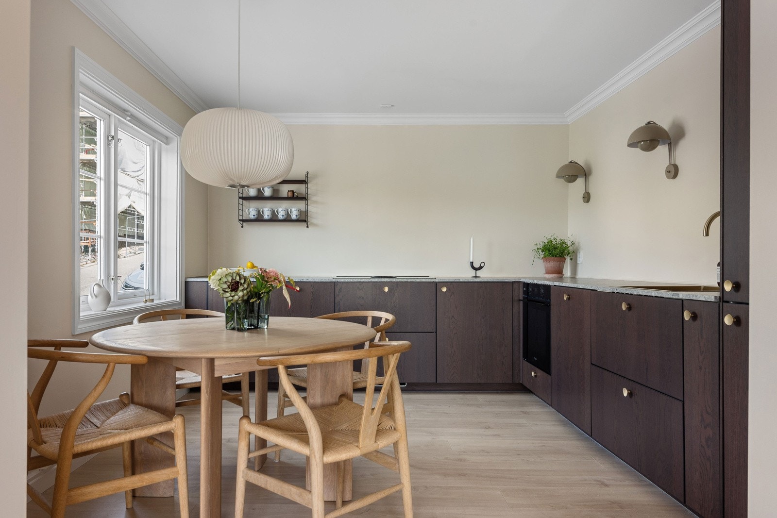 Kjøkkenet var nytt i 2023, og har et lekkert design med langstrakte benkeflater og mye oppbevaringsplass. Galleribilde