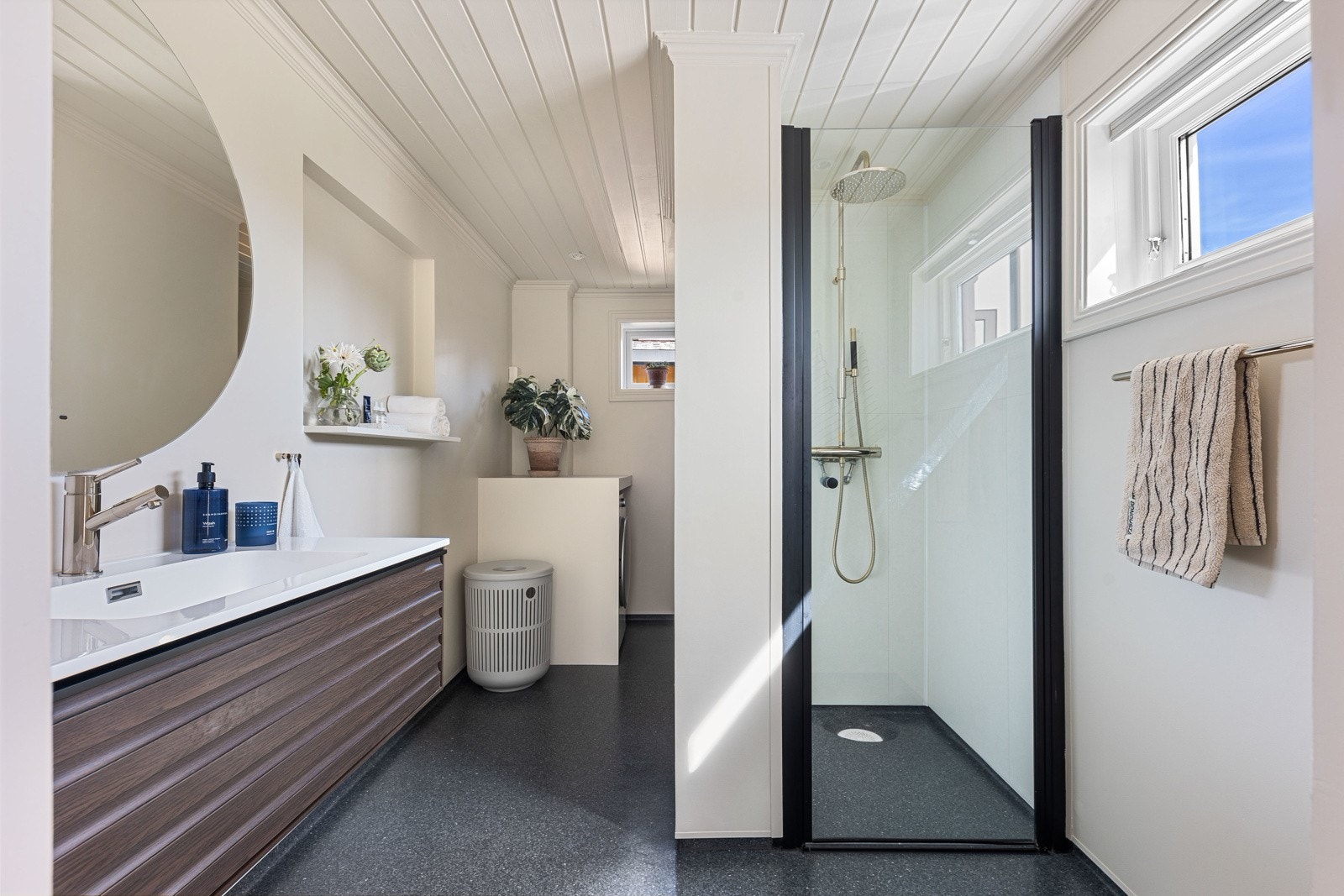 Badet fremstår som stilrent og funksjonelt, og rommet er dels oppgradert i 2023. Galleribilde