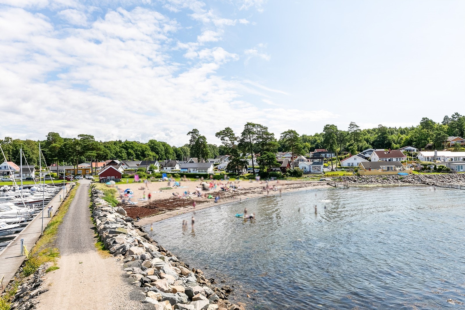 Sandstranden på Fuglevik er et paradis for barnefamilier, langgrunn og velholdt. Galleribilde