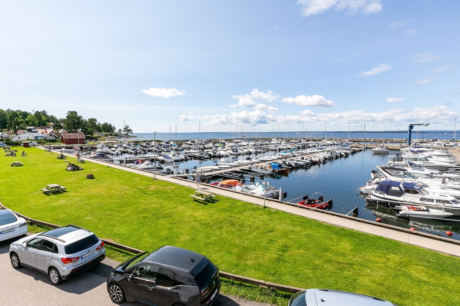 Fra Storengveien 38 er det kort gangavstand ned til sjøen med både flott sandstrand og en stor småbåthavn. Galleribilde