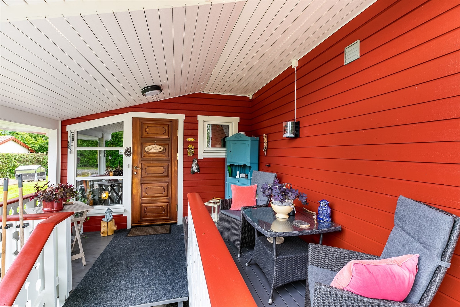 Inngangspartiet er godt skjermet fra vær og vind, og et lunt alternativ til den åpne terrassen på motsatt side. Galleribilde