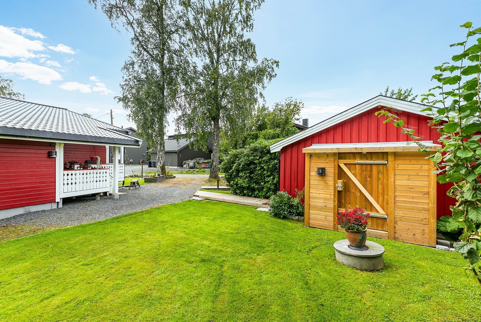 Praktisk vedbod er oppført bak garasjen, få skritt unna inngangspartiet. Galleribilde