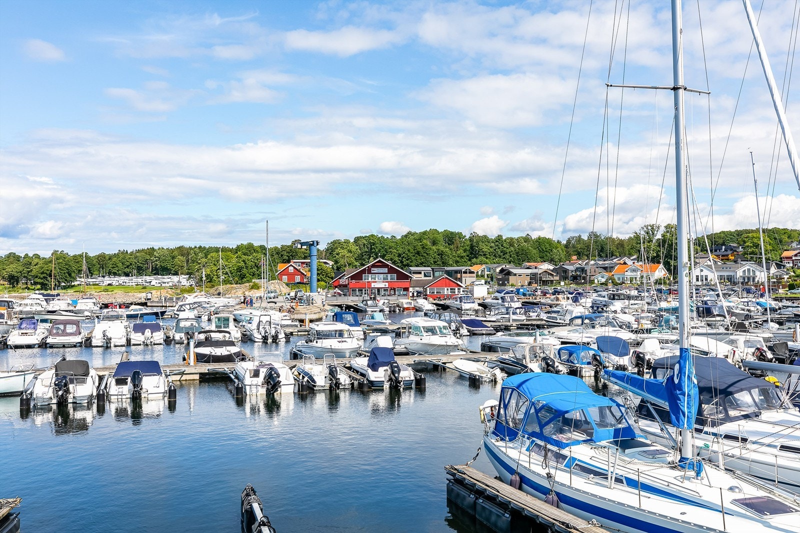 Har du båt og får plass i havnen, får du samtidig et fint utgangspunkt for utflukter på fjorden. Galleribilde