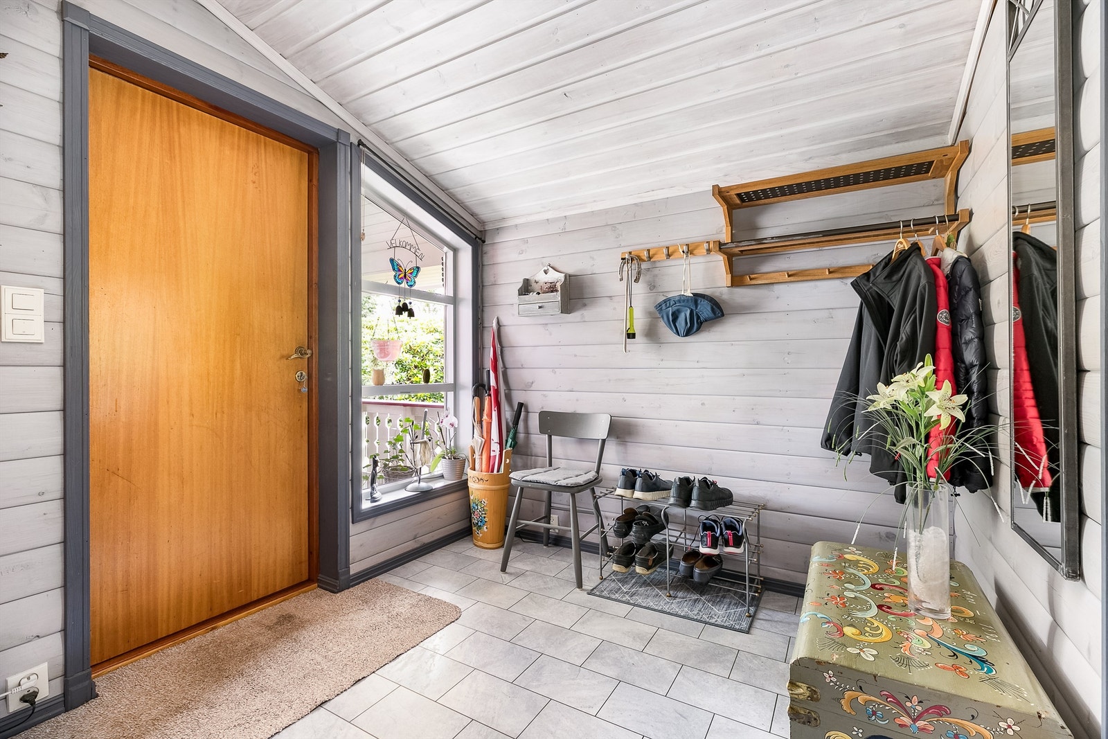 I entreen er det god plass til av- og påkledning. Gulvet har en robust overflate av fliser. Galleribilde