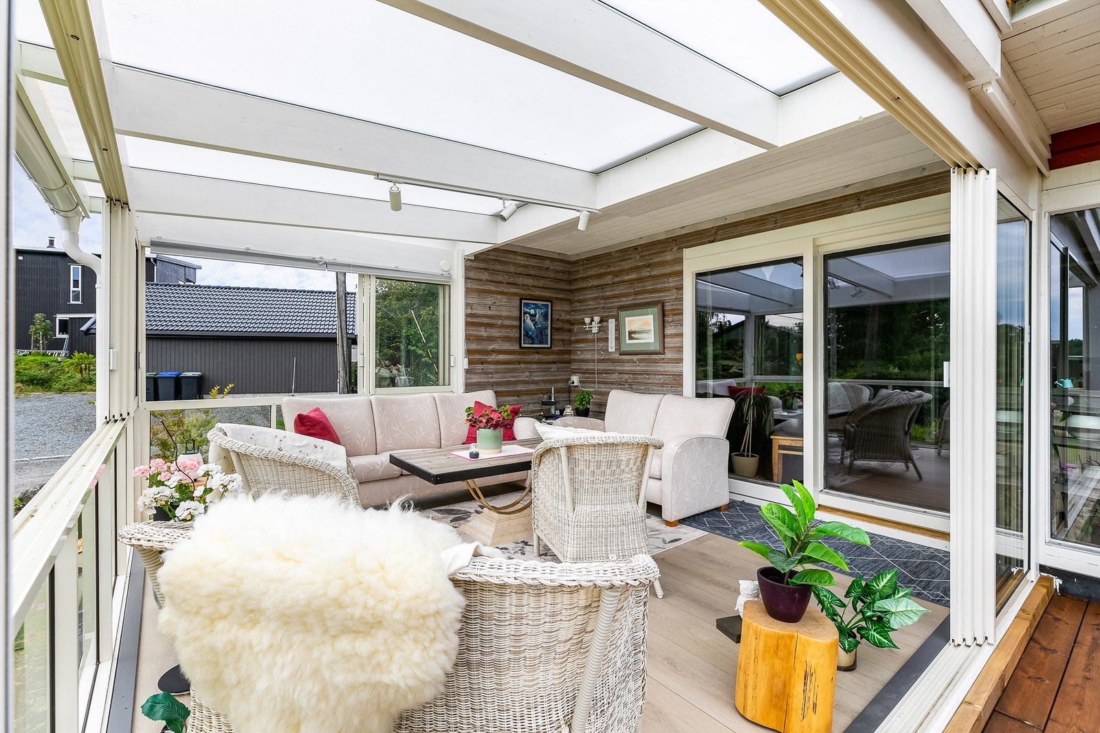 Skjermende overbygg og glass gjør det mulig å sitte ute selv om sommerværet ikke er på sitt aller beste. Galleribilde