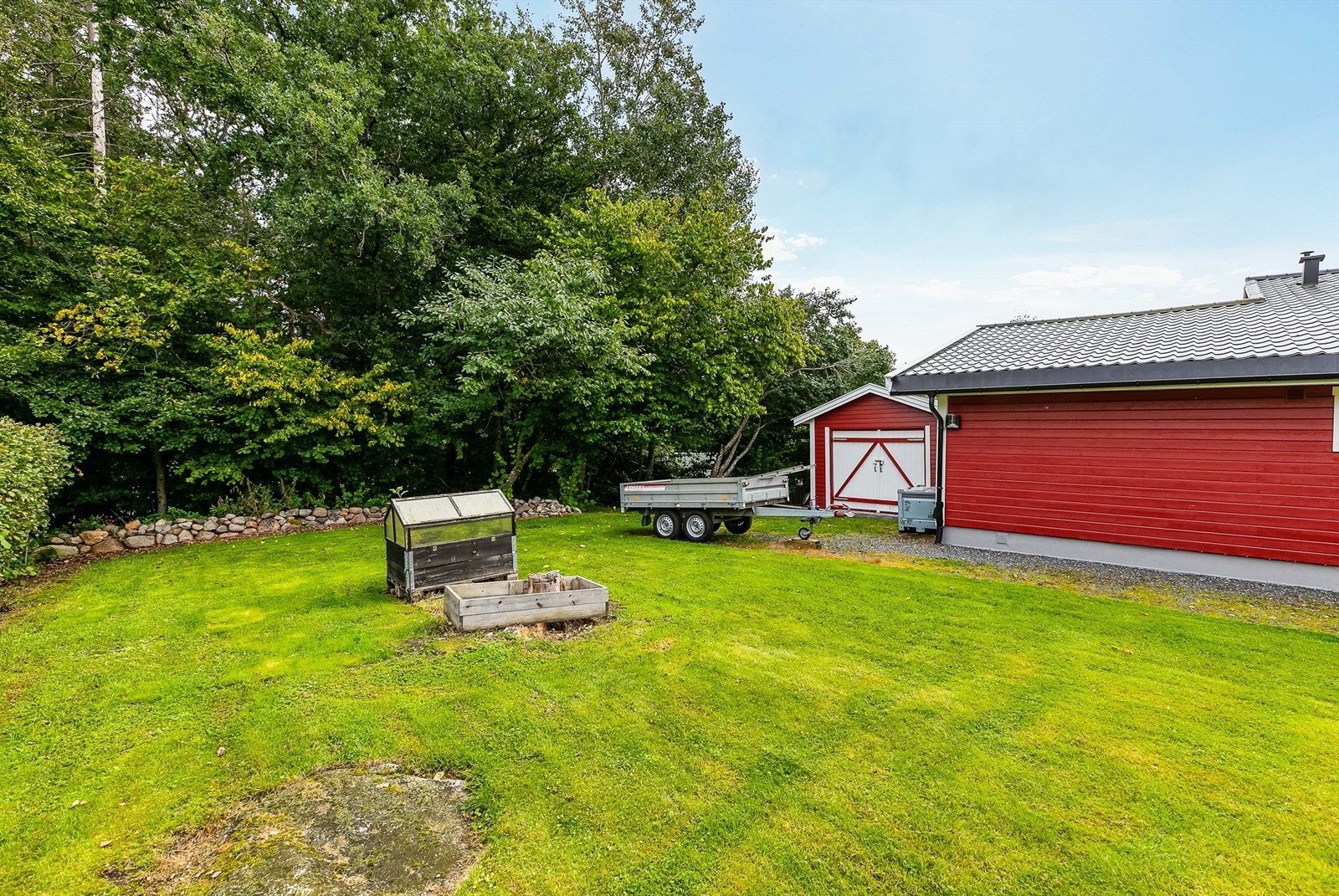 Ny takpapp ble lagt på eldre garasje innenfor boligen i 2015, portene er nylig skiftet ut. Galleribilde
