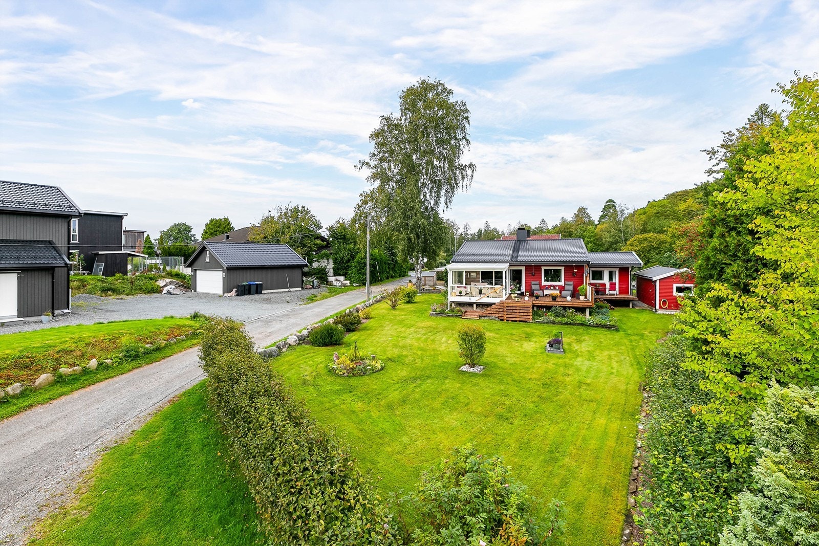 Eiendommen er tilbaketrukken inntil skogkanten, øverst på Fuglevikåsen. Galleribilde