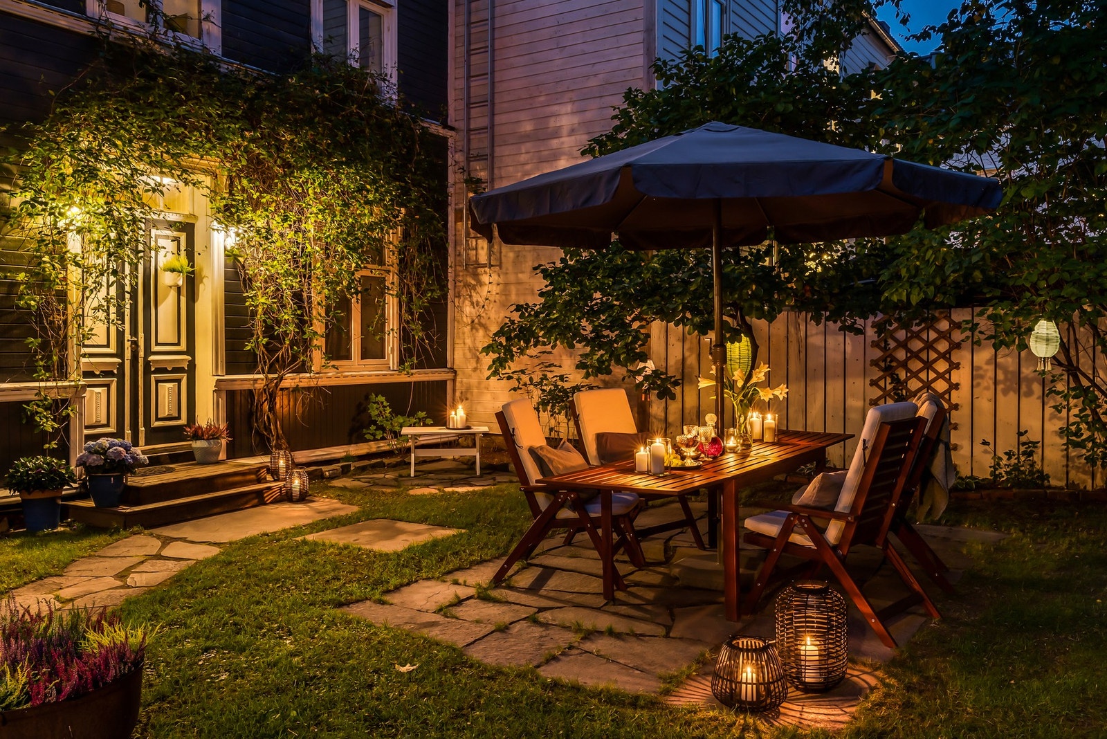 Kveldsbilde fra grøntområdet i front av boligen. Lunt og skjermet. Galleribilde