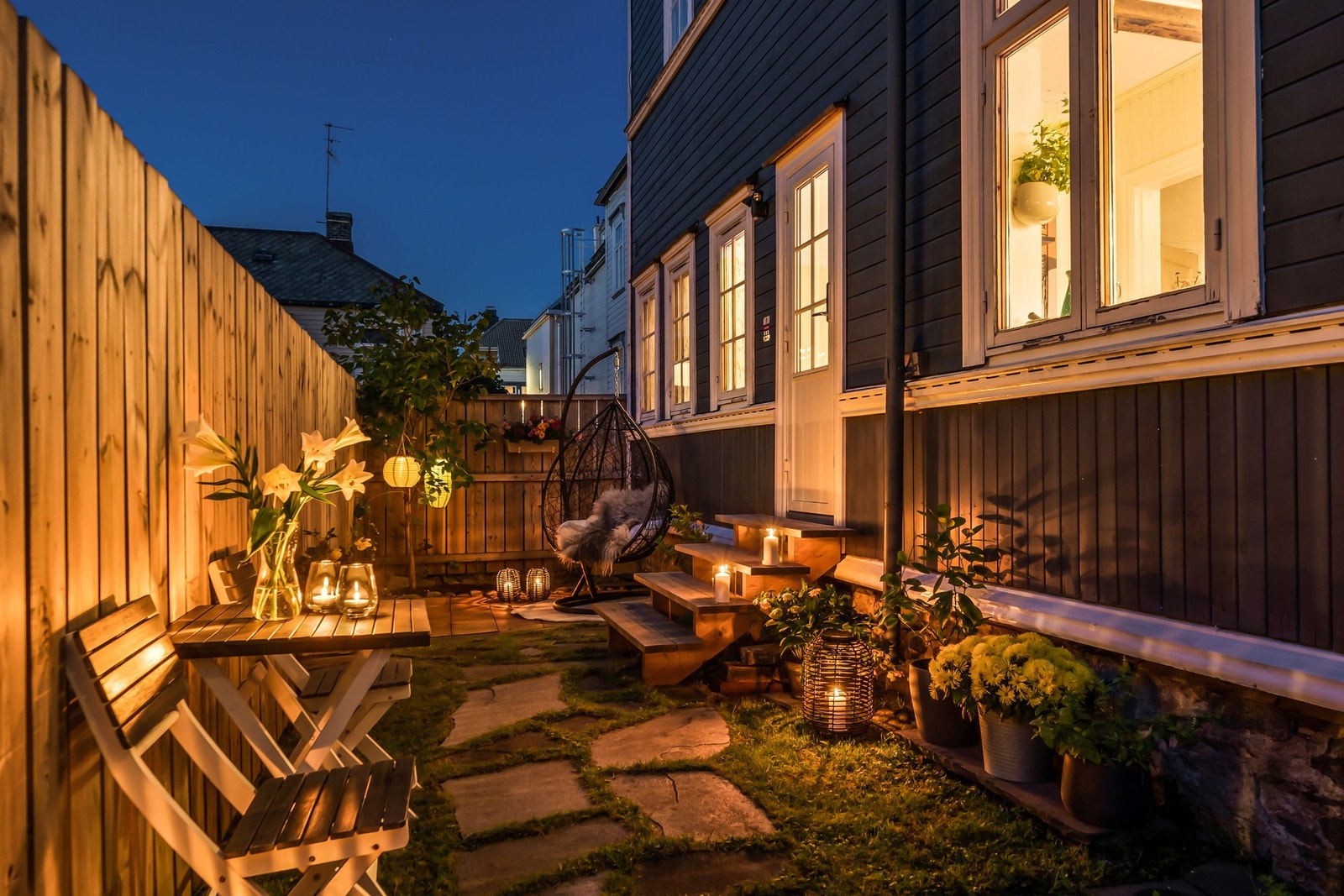 Kveldsbilde fra bakgården. Galleribilde