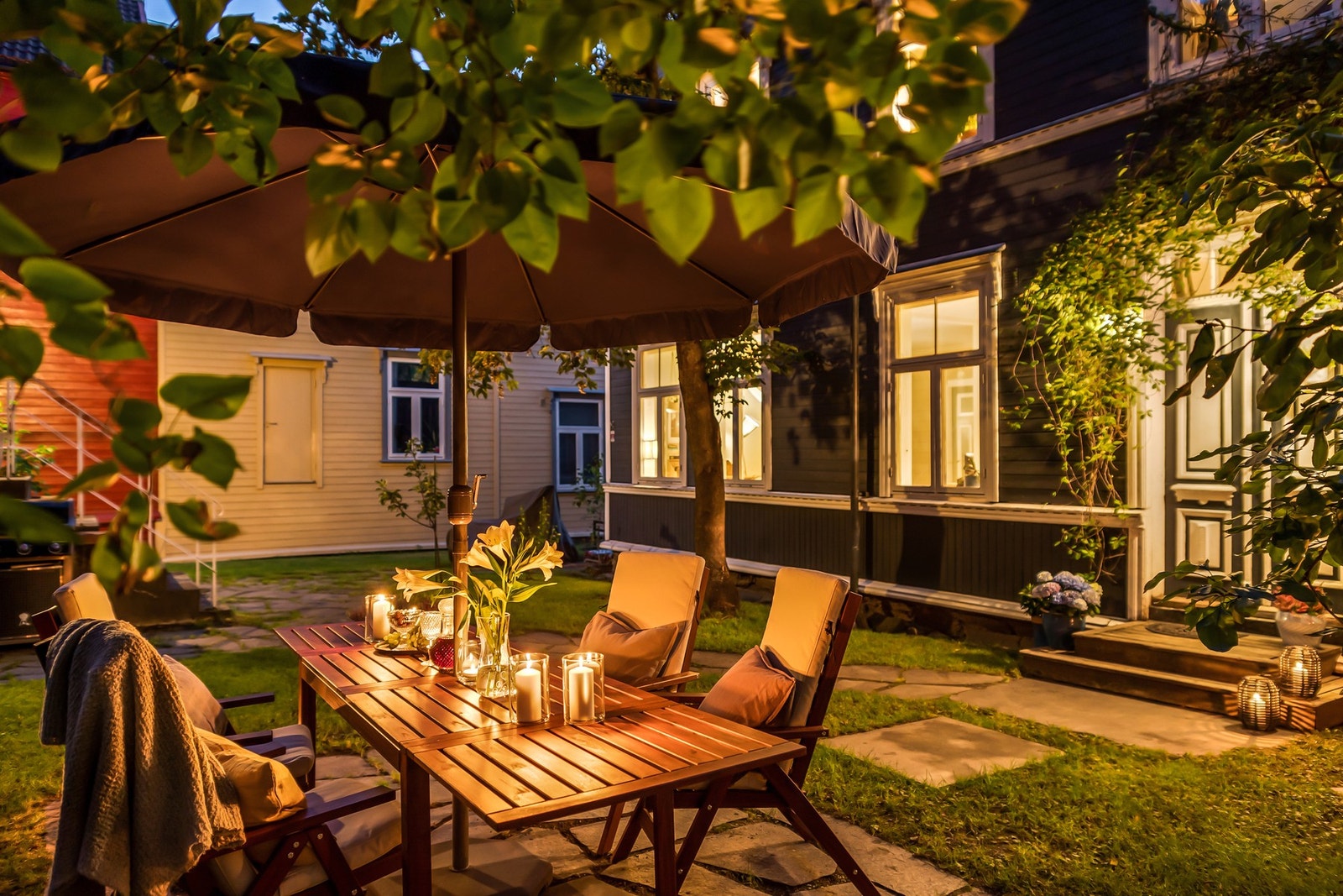 Kveldsbilde fra grøntområdet i front av boligen. Galleribilde