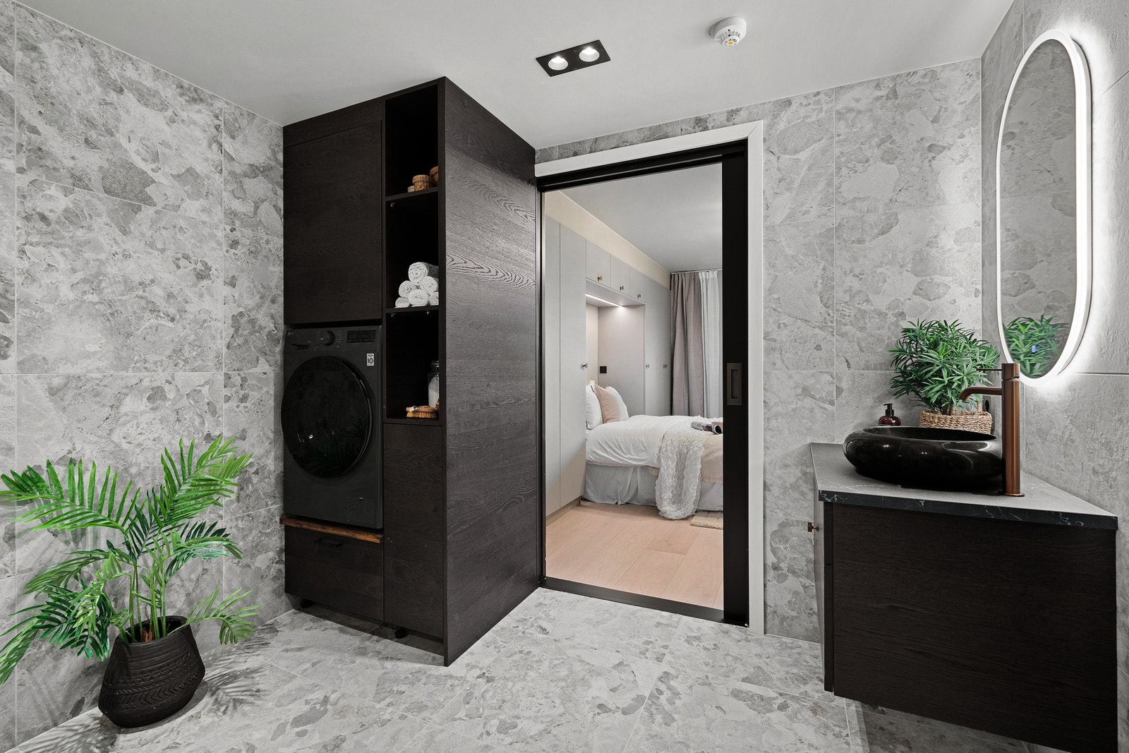 Her får man 2 innganger til badet. Fra hovedsoverom og fra entré som blir svært praktisk Galleribilde