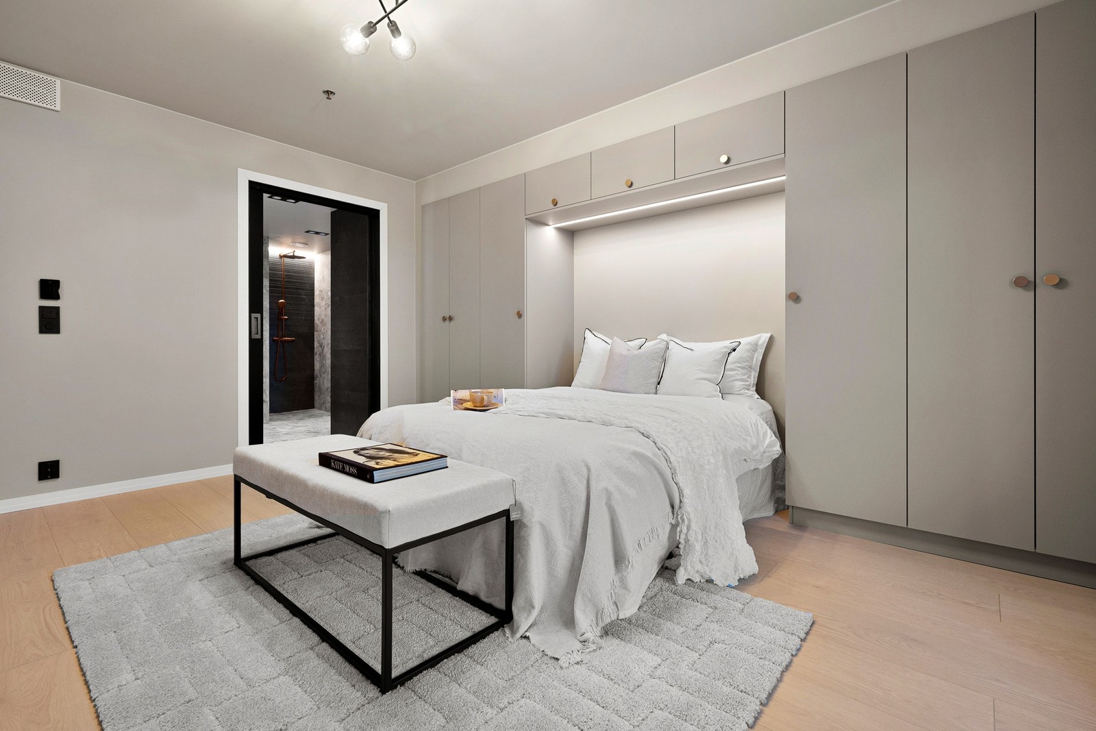 Nydelig og innbydende hovedsoverom med innebygd garderobeskap Galleribilde