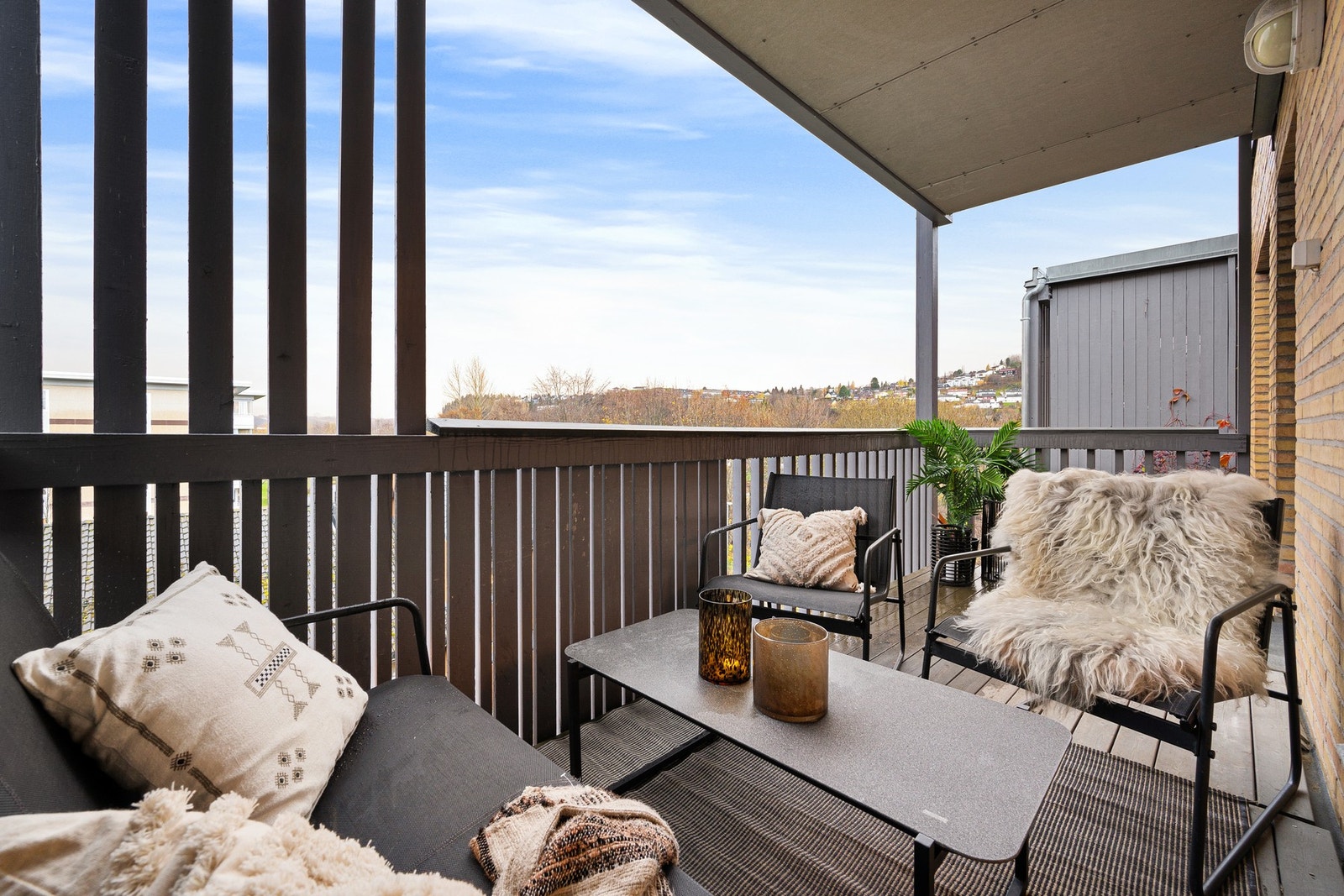 Altanen er av god størrelse og får plass til tilhørende møblement Galleribilde