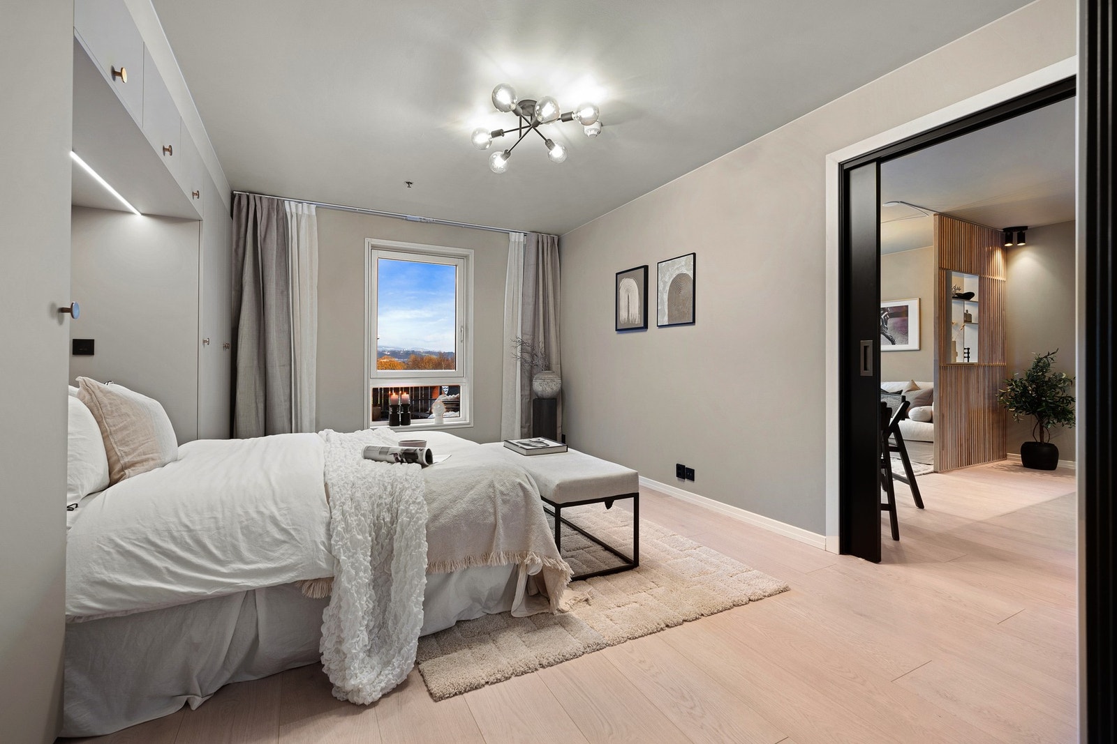 Det er lagt lys og flott laminat i hele boligen utenom bad Galleribilde